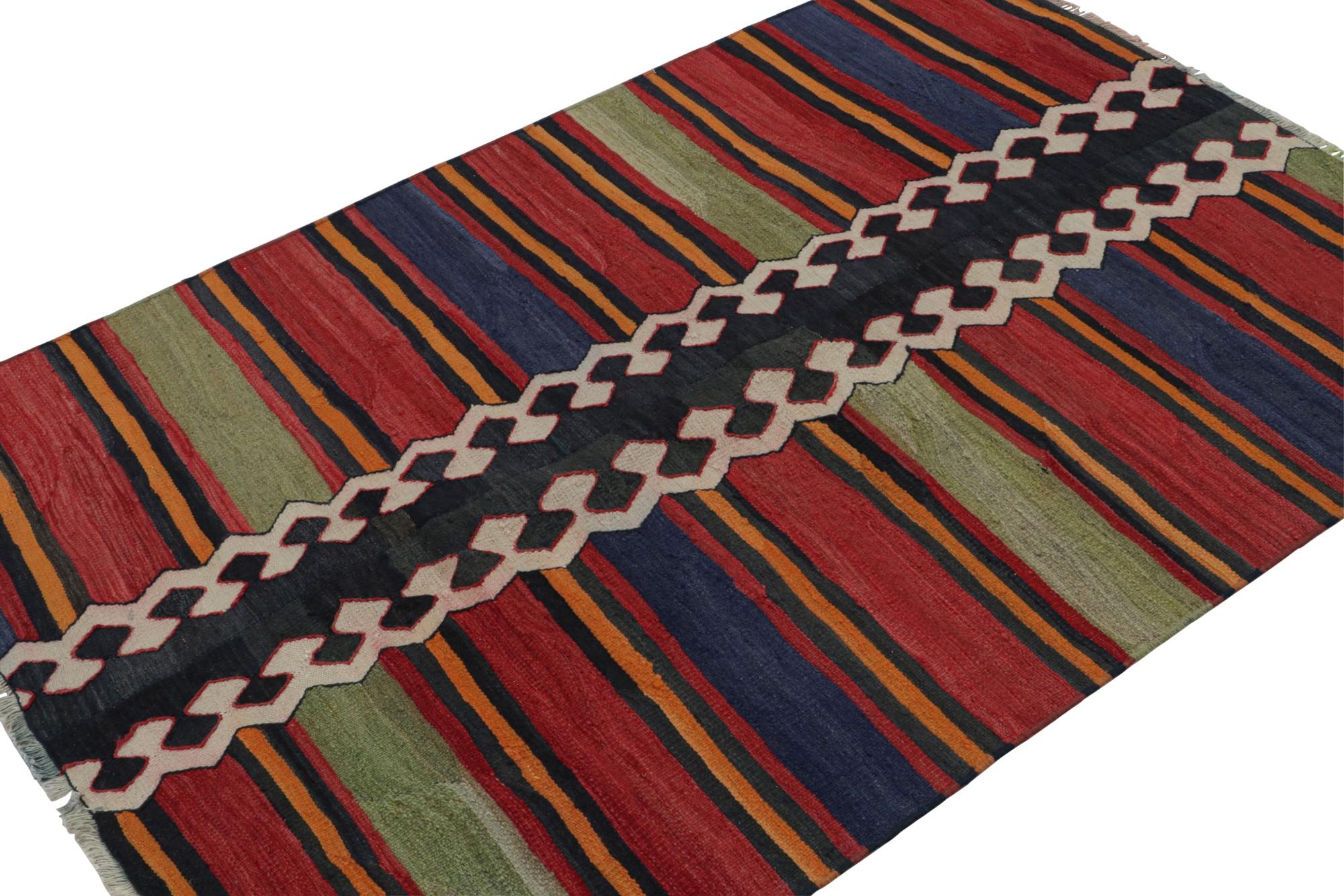 Dieser 4x6-Stammes-Kilim im Vintage-Stil ist ein Neuzugang in der Mid-Century-Kollektion von Rug & Kilim. Es ist aus Wolle handgewebt und stammt aus Afghanistan (ca. 1950-1960).

Über das Design: 

Dieses Flachgewebe enthält geometrische Muster in
