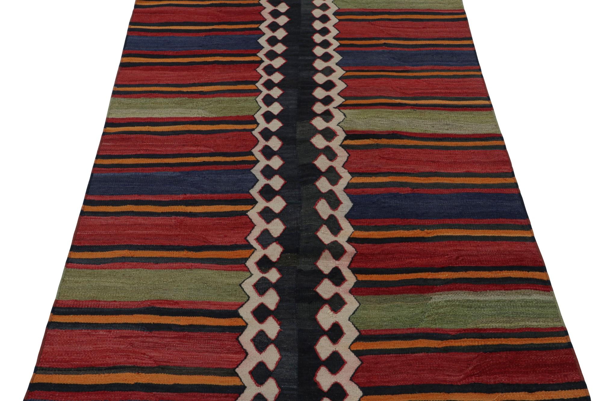 Tribale Tappeto tribale Kilim vintage con motivi geometrici policromatici di Rug & Kilim in vendita