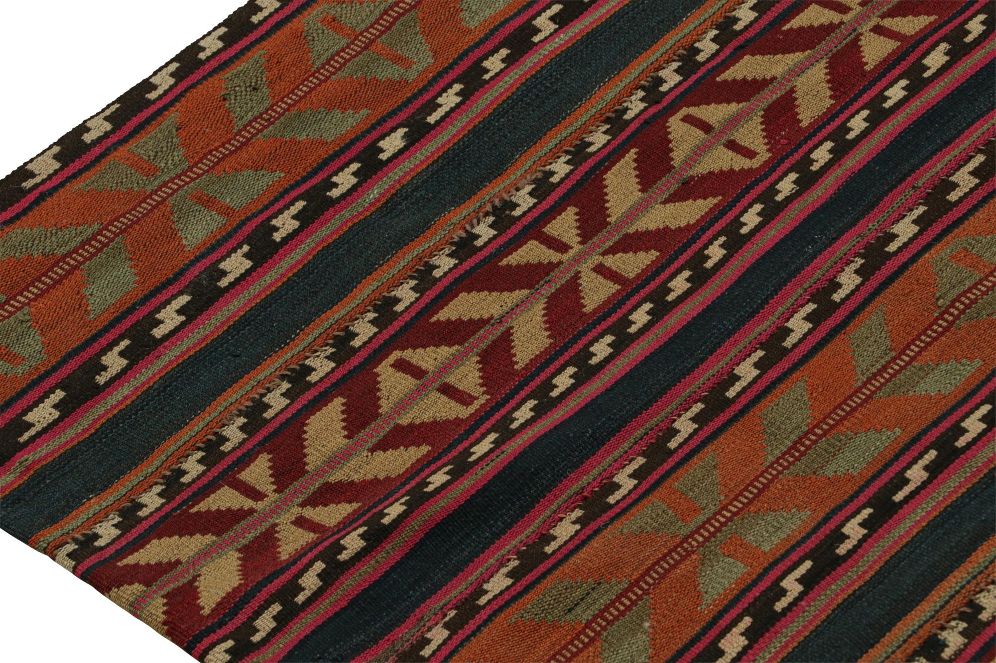 Tissé à la main Tapis Kilim tribal vintage aux motifs géométriques polychromes par Rug & Kilim en vente