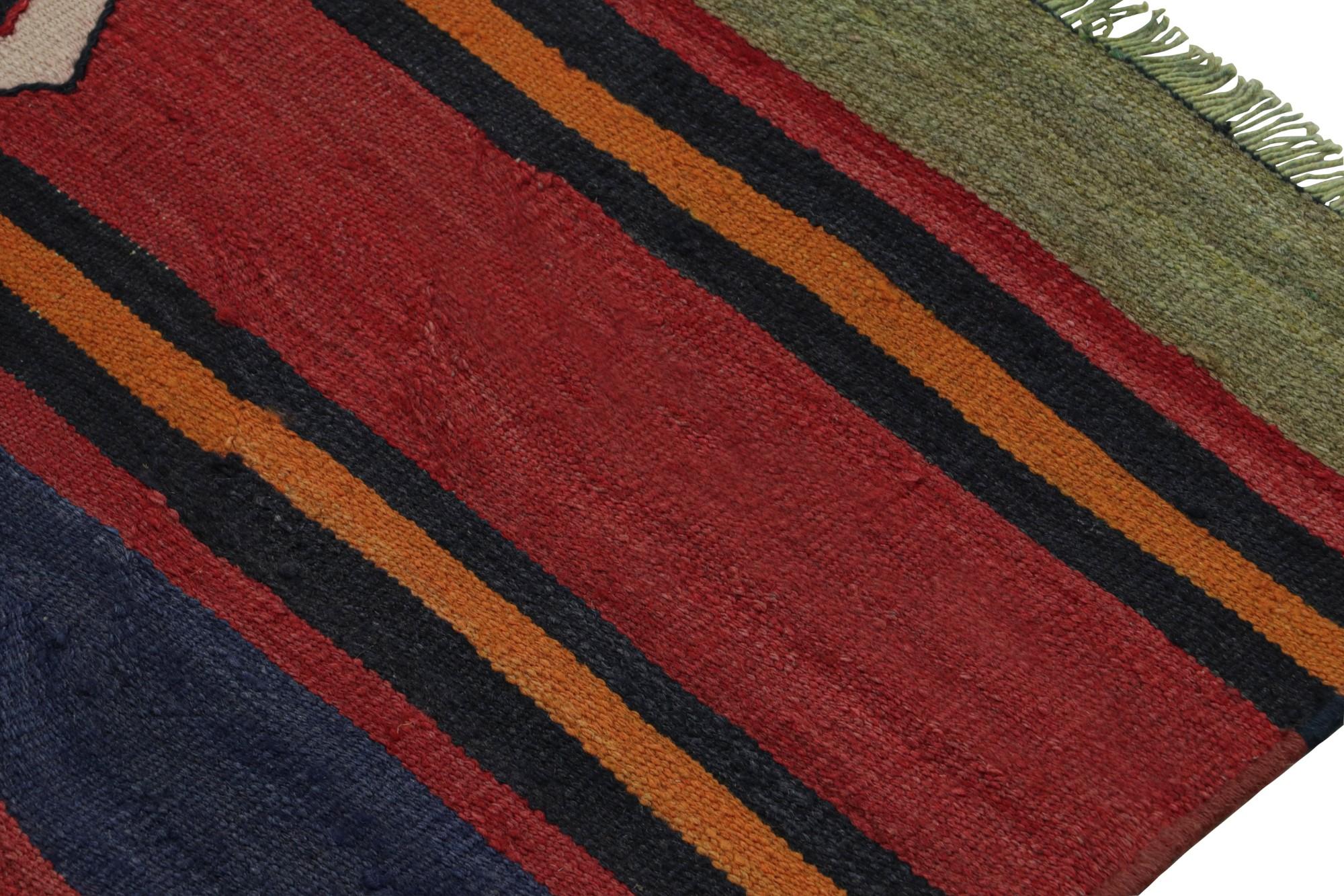 Vintage Stammeskunst-Kelim-Teppich in polychromen, geometrischen Mustern von Rug & Kilim im Zustand „Gut“ im Angebot in Long Island City, NY