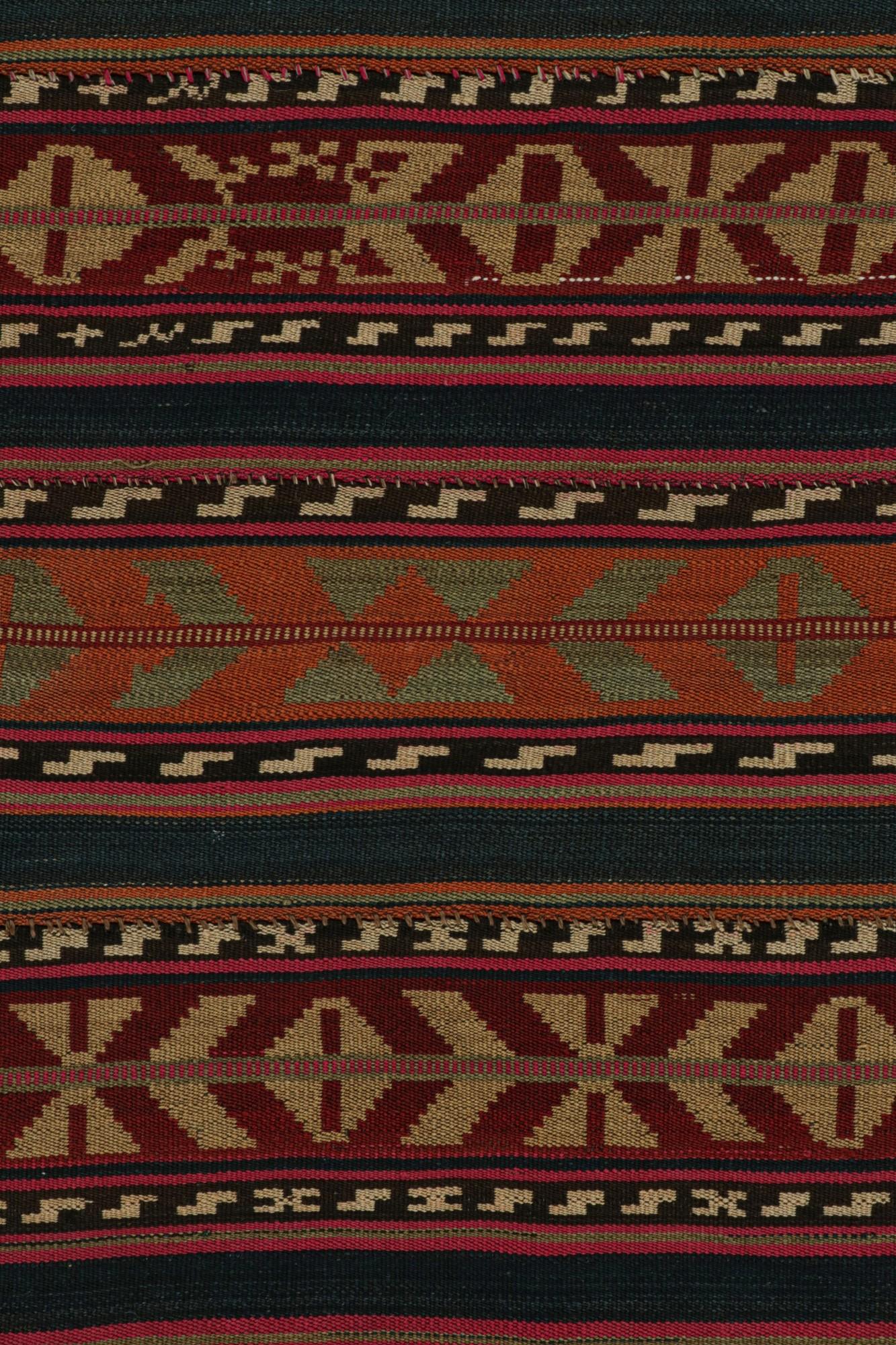 Tapis Kilim tribal vintage aux motifs géométriques polychromes par Rug & Kilim Bon état - En vente à Long Island City, NY