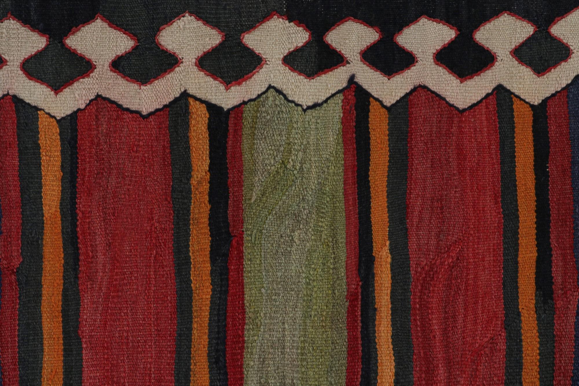 Vintage Stammeskunst-Kelim-Teppich in polychromen, geometrischen Mustern von Rug & Kilim (Mitte des 20. Jahrhunderts) im Angebot
