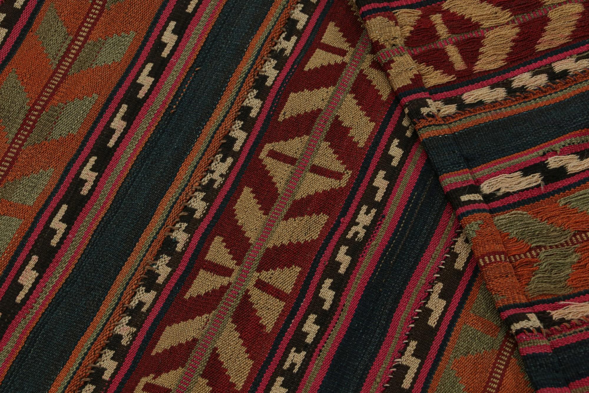 Milieu du XXe siècle Tapis Kilim tribal vintage aux motifs géométriques polychromes par Rug & Kilim en vente