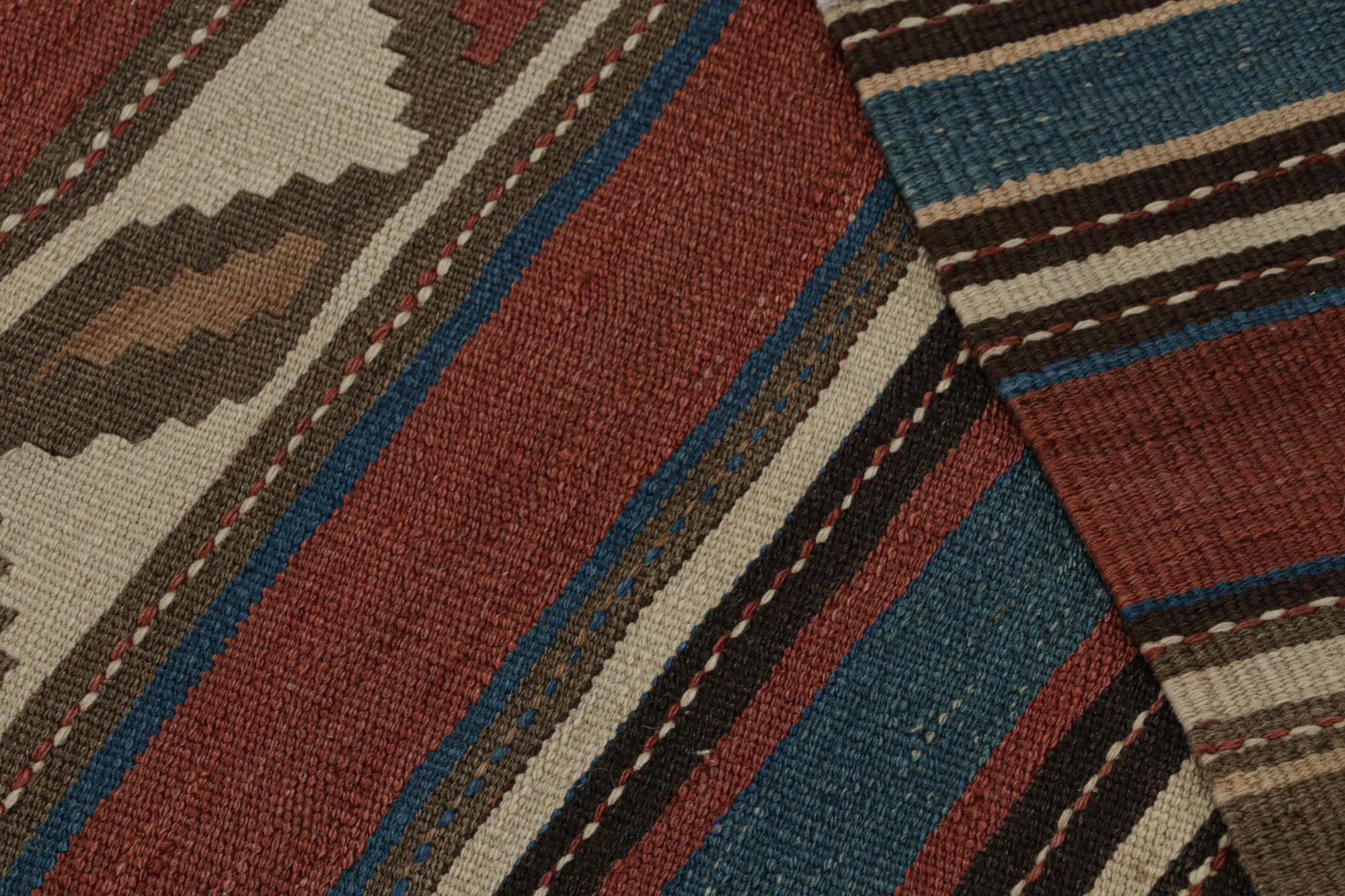 Milieu du XXe siècle Tapis Kilim tribal vintage aux motifs géométriques polychromes par Rug & Kilim en vente