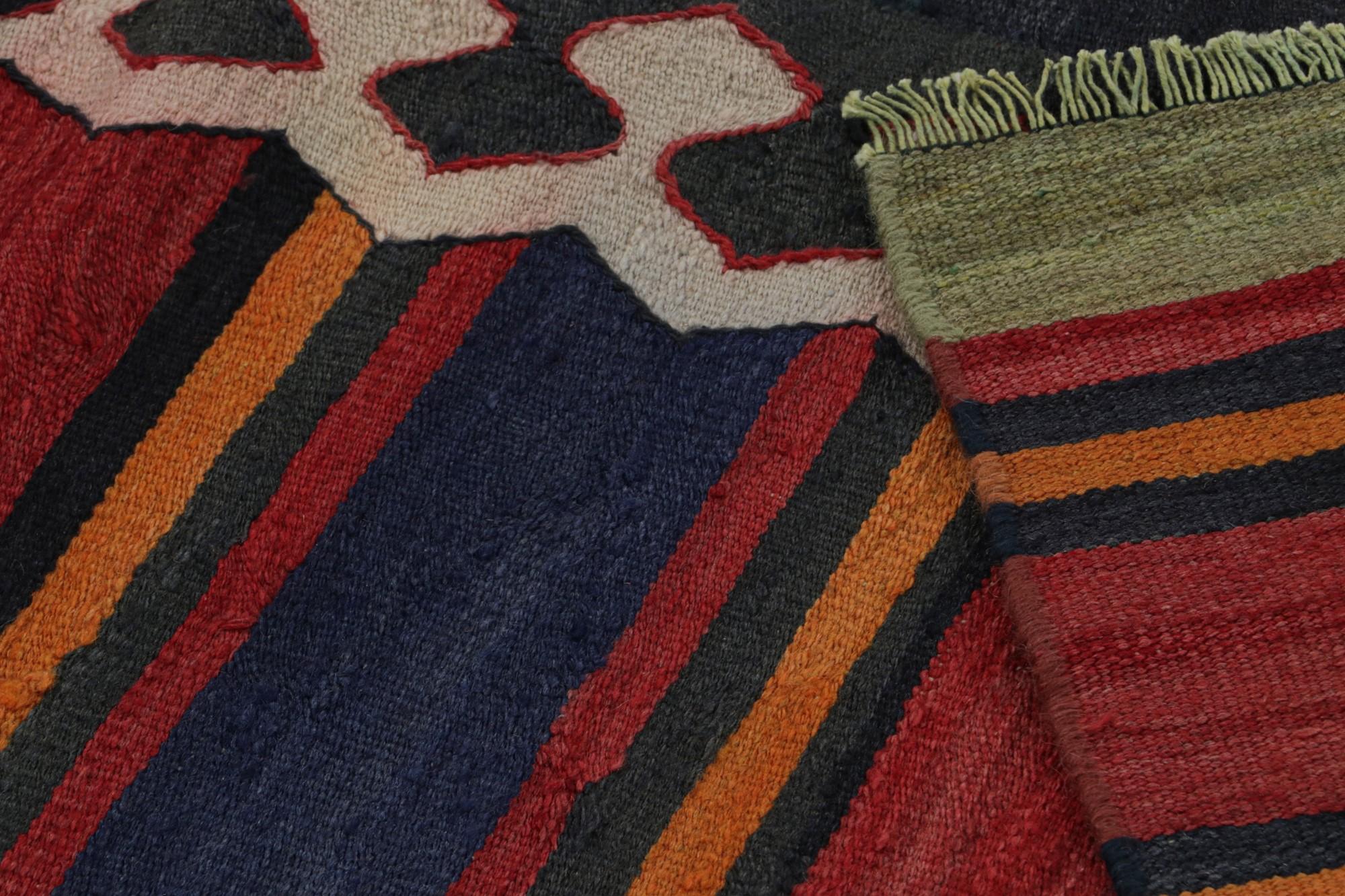 Vintage Stammeskunst-Kelim-Teppich in polychromen, geometrischen Mustern von Rug & Kilim (Wolle) im Angebot