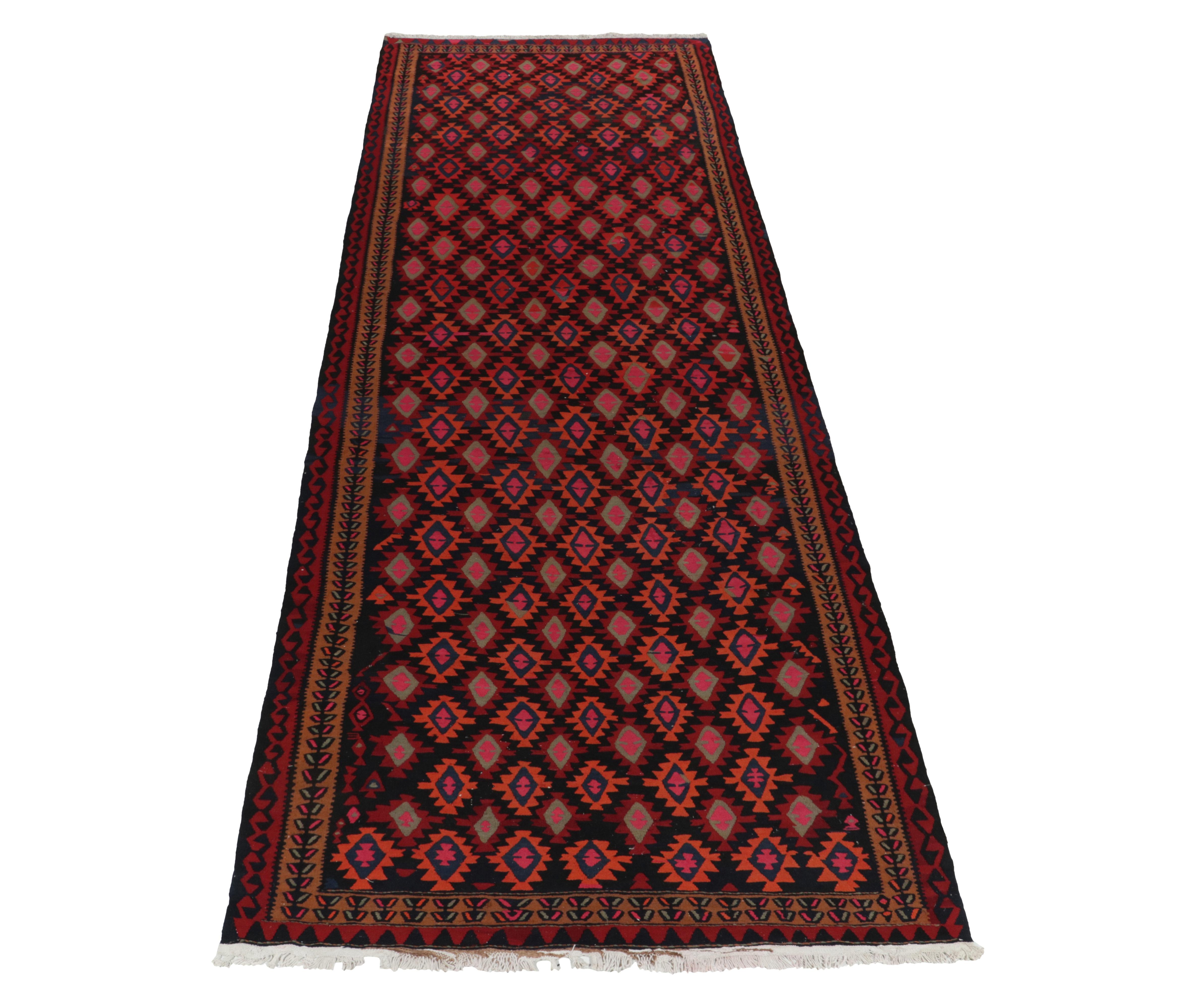 Der aus feiner Wolle handgewebte 6x16 große Kelim-Teppich aus der Türkei (ca. 1950-1960) gehört jetzt zu unseren begehrten Flachgewebe-Kurationen. 

Der einzigartige Teppich hinterlässt einen bleibenden Eindruck mit Tribal-Mustern in sattem Rot