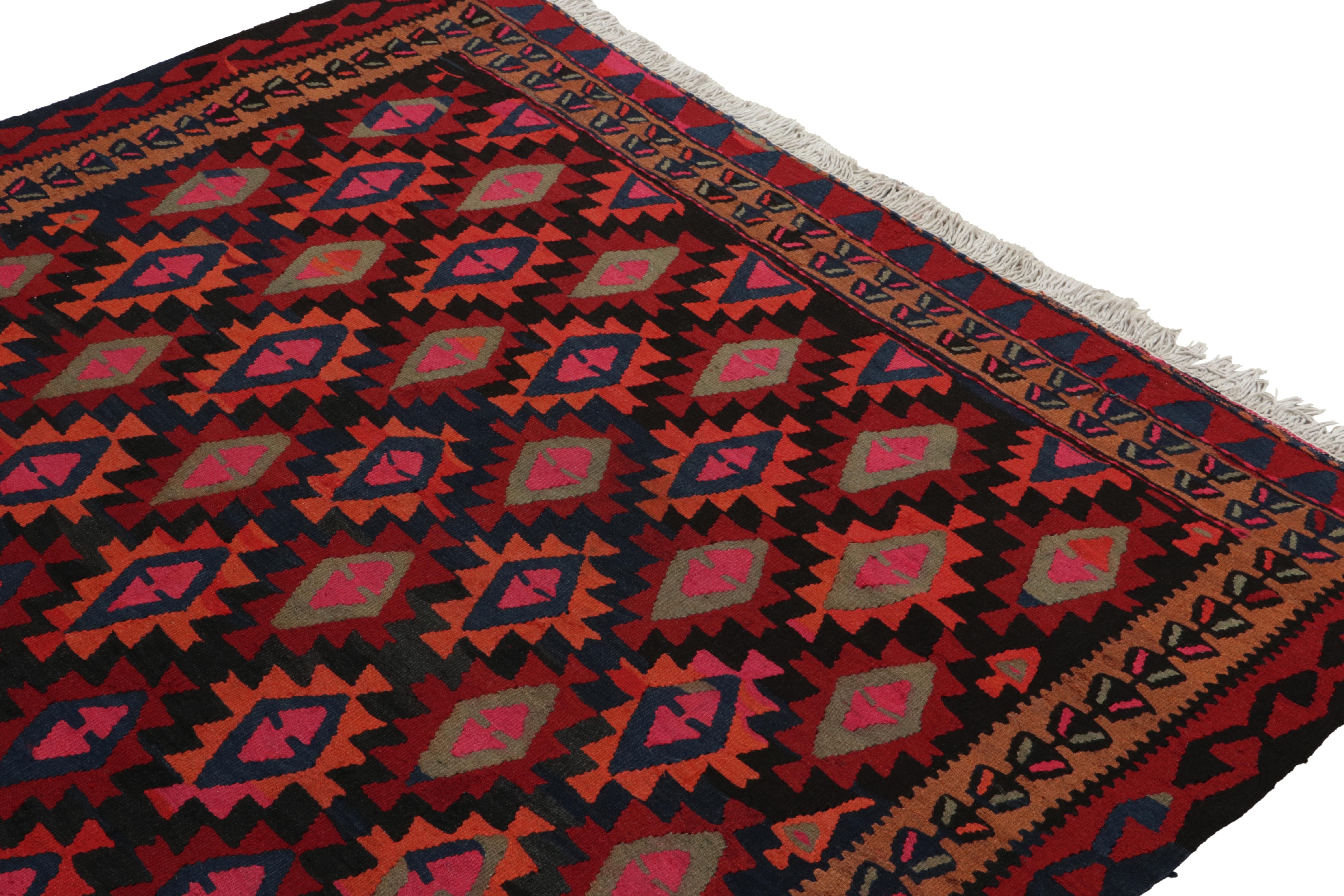 Vintage Stammeskunst-Kelim-Teppich in Rot, Schwarz und Blau mit geometrischem Muster von Teppich & Kelim im Zustand „Gut“ im Angebot in Long Island City, NY