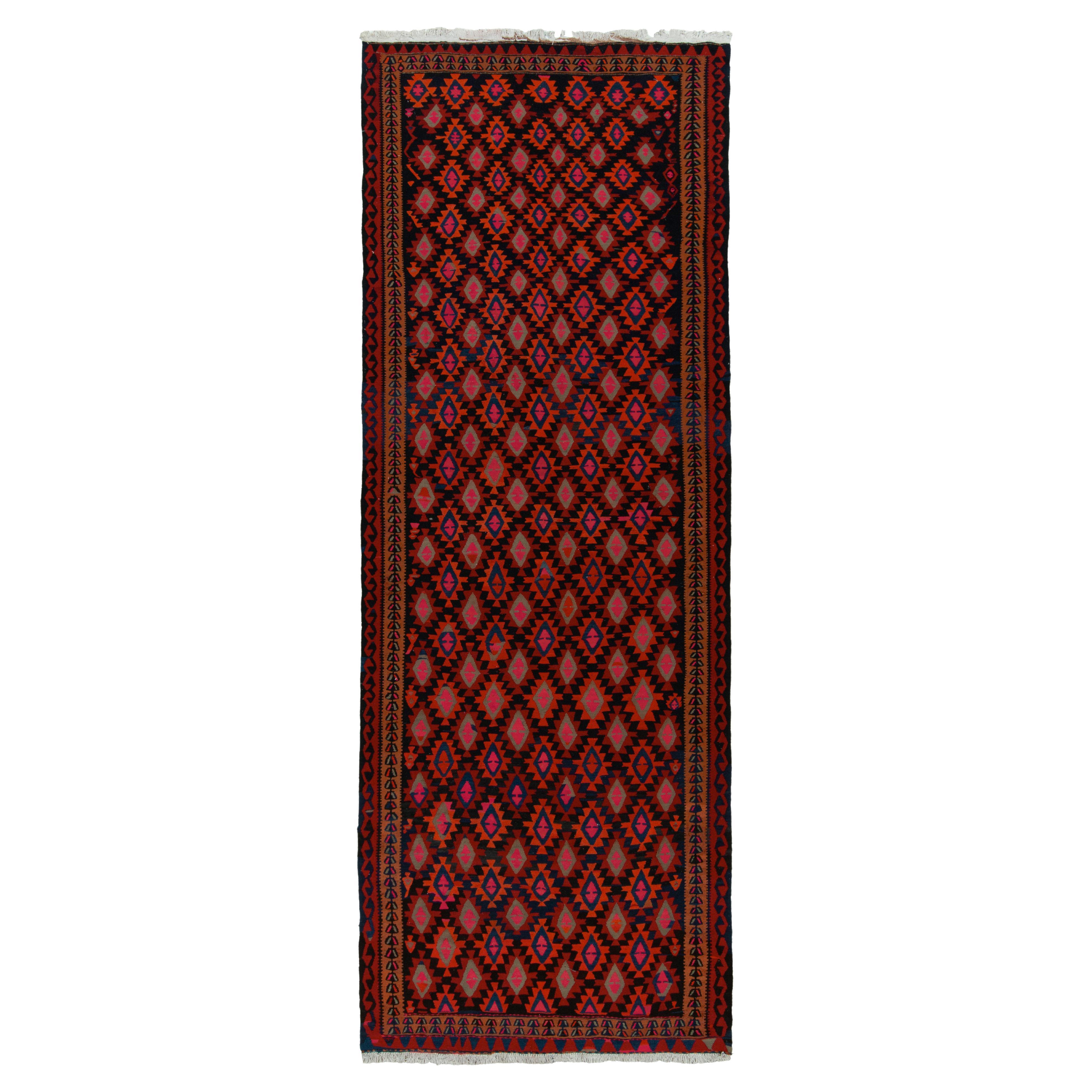 Tapis Kilim tribal vintage à motifs géométriques rouges, noirs et bleus par Rug & Kilim