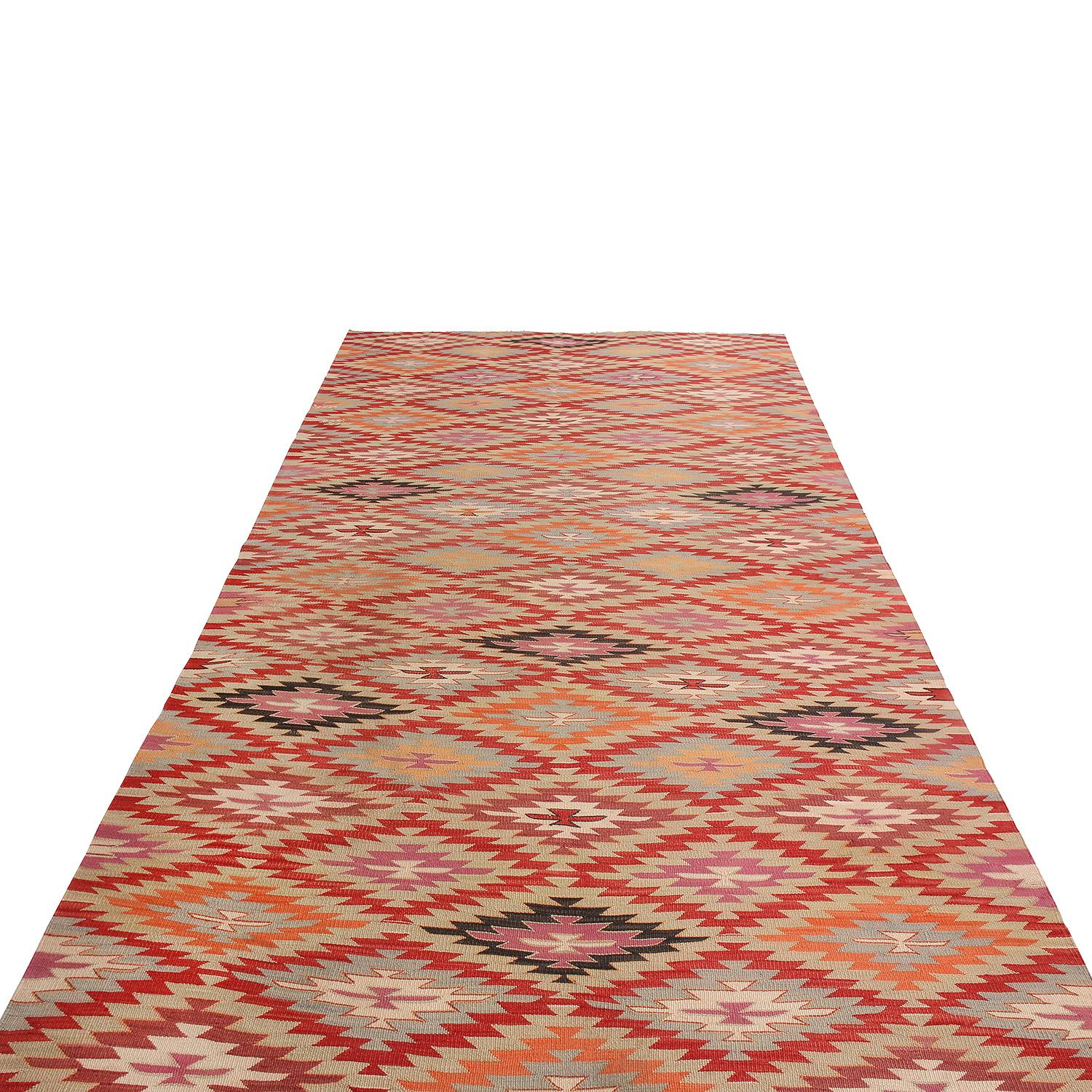 Tissé à la main en laine en Turquie vers 1950-1960, un kilim vintage parmi les tissages plats tribaux du directeur de K.K. Josh Nazmiyal. 

Provenance : Le tapis se délecte du charme rustique de la répétition tribale dans des rouges classiques, des