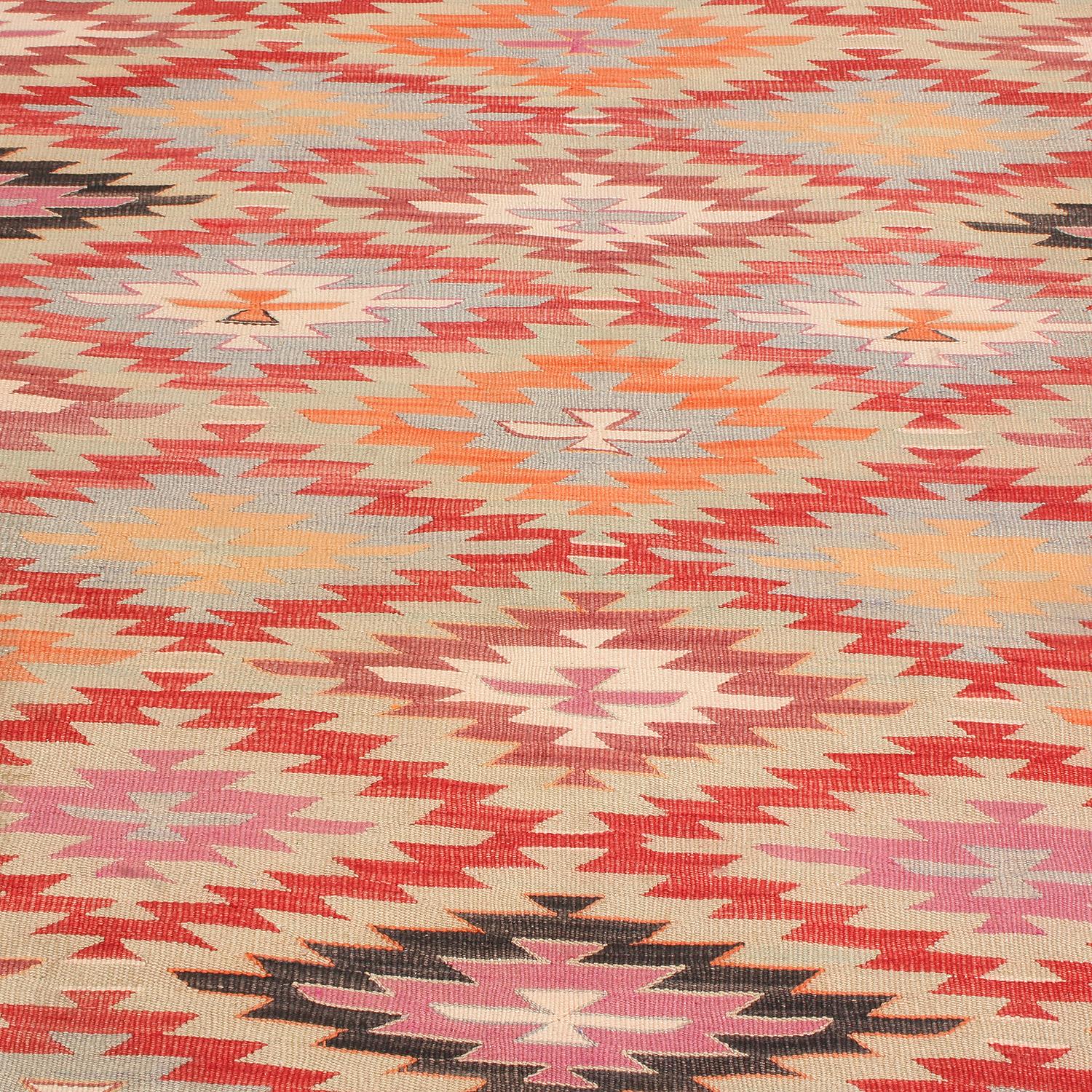 Stammeskunst-Kelim-Teppich in Rot, Orange und Blau mit geometrischen Mustern (Türkisch) im Angebot