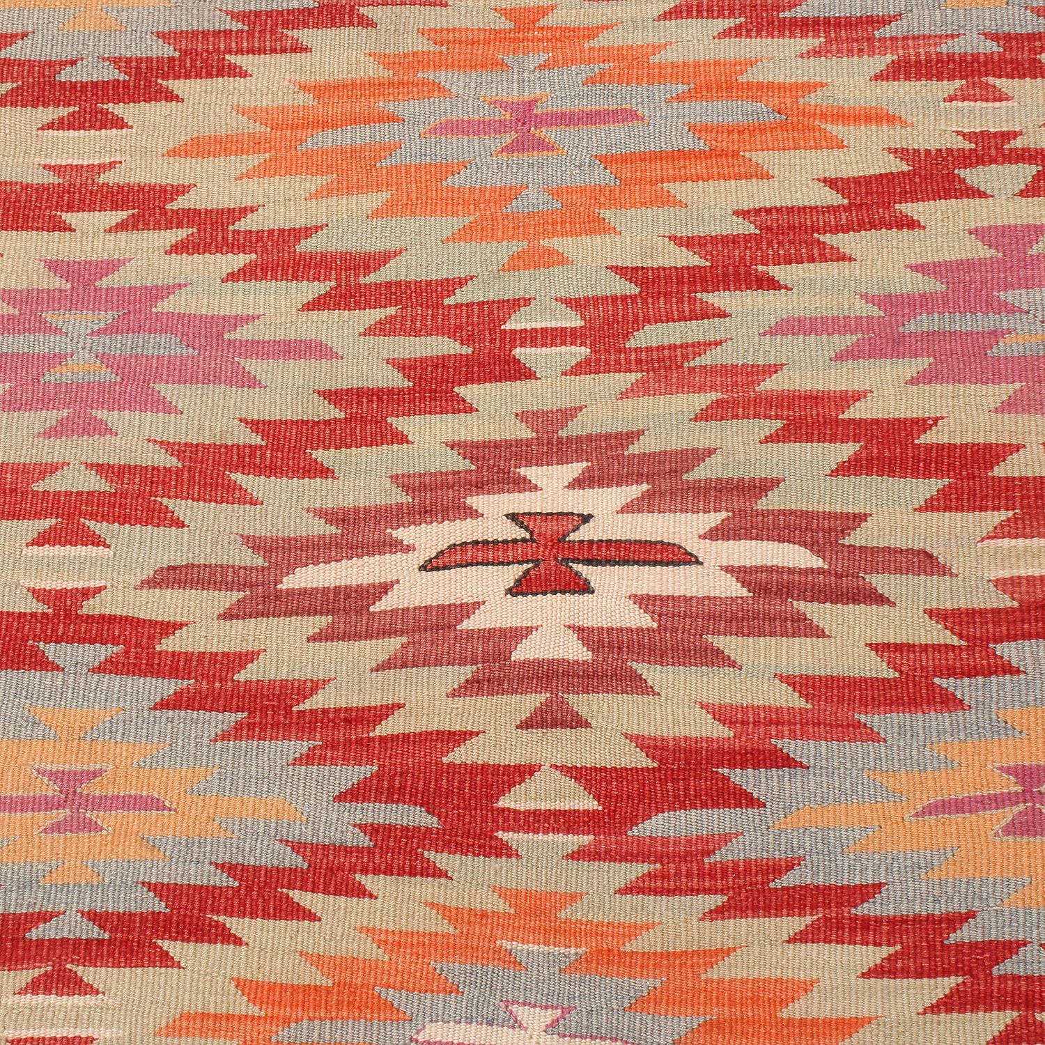 Stammeskunst-Kelim-Teppich in Rot, Orange und Blau mit geometrischen Mustern (Handgewebt) im Angebot
