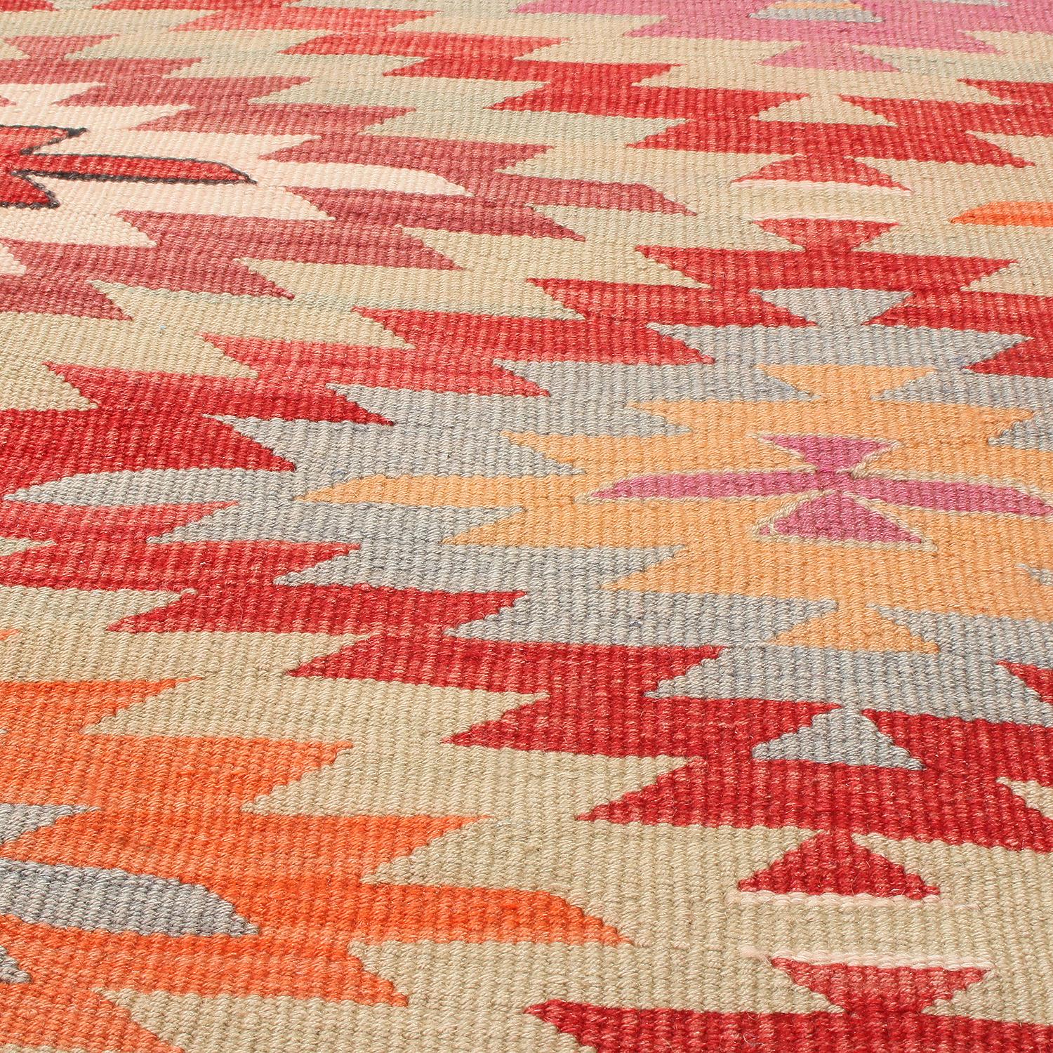 Stammeskunst-Kelim-Teppich in Rot, Orange und Blau mit geometrischen Mustern im Zustand „Gut“ im Angebot in Long Island City, NY