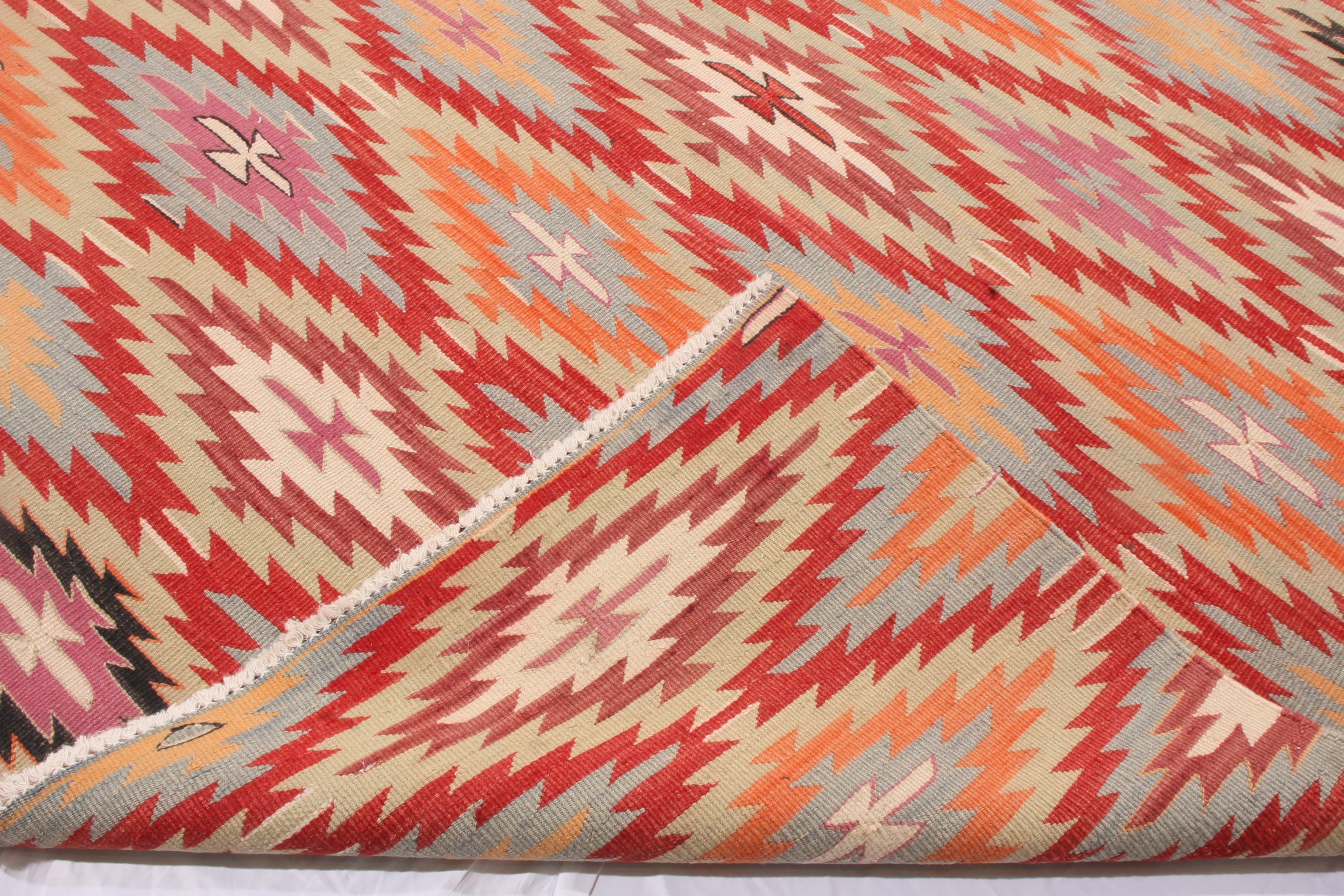 Stammeskunst-Kelim-Teppich in Rot, Orange und Blau mit geometrischen Mustern (Mitte des 20. Jahrhunderts) im Angebot