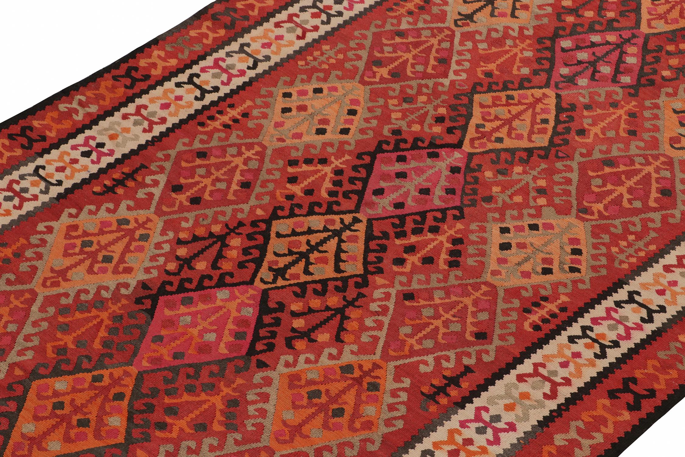 Turc Tapis Kilim tribal vintage rouge à motifs géométriques colorés par Rug & Kilim en vente