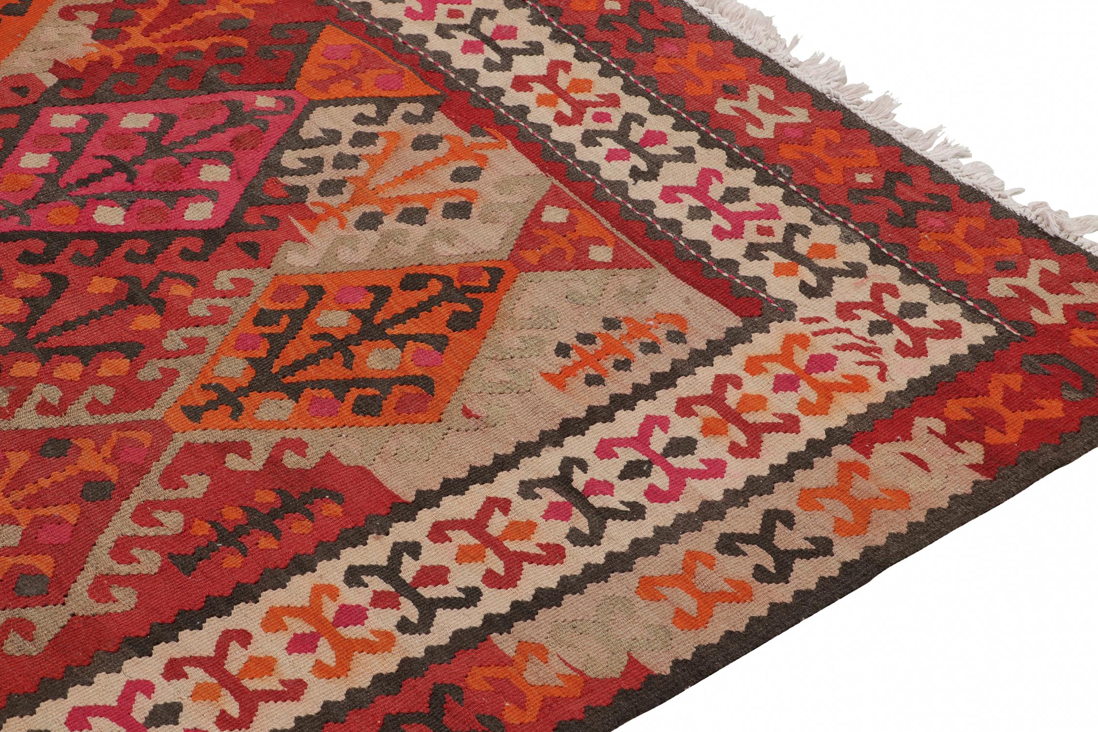 Noué à la main Tapis Kilim tribal vintage rouge à motifs géométriques colorés par Rug & Kilim en vente