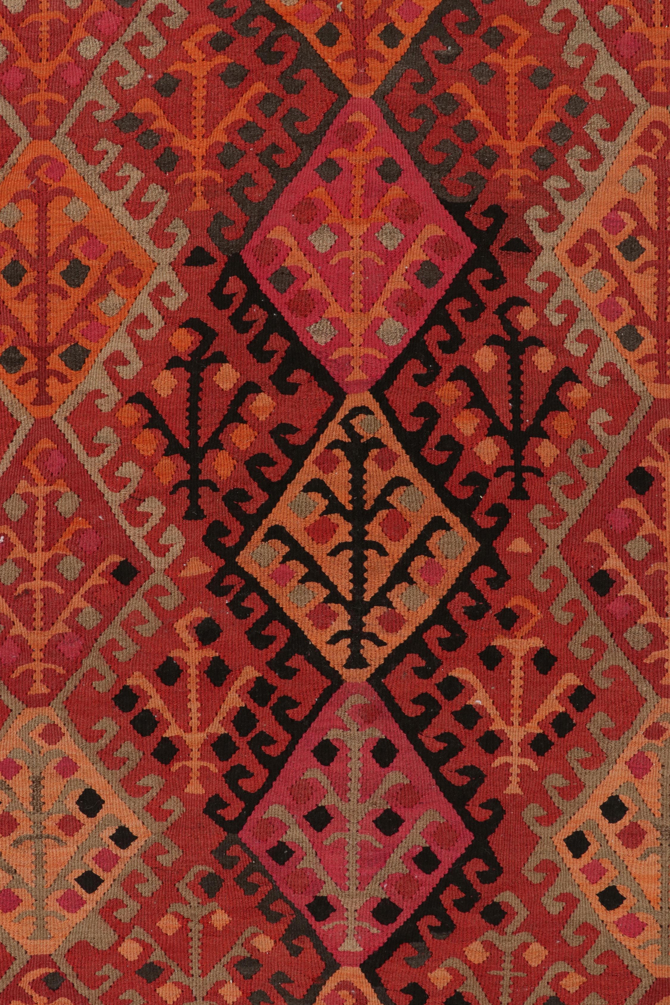Tapis Kilim tribal vintage rouge à motifs géométriques colorés par Rug & Kilim Bon état - En vente à Long Island City, NY