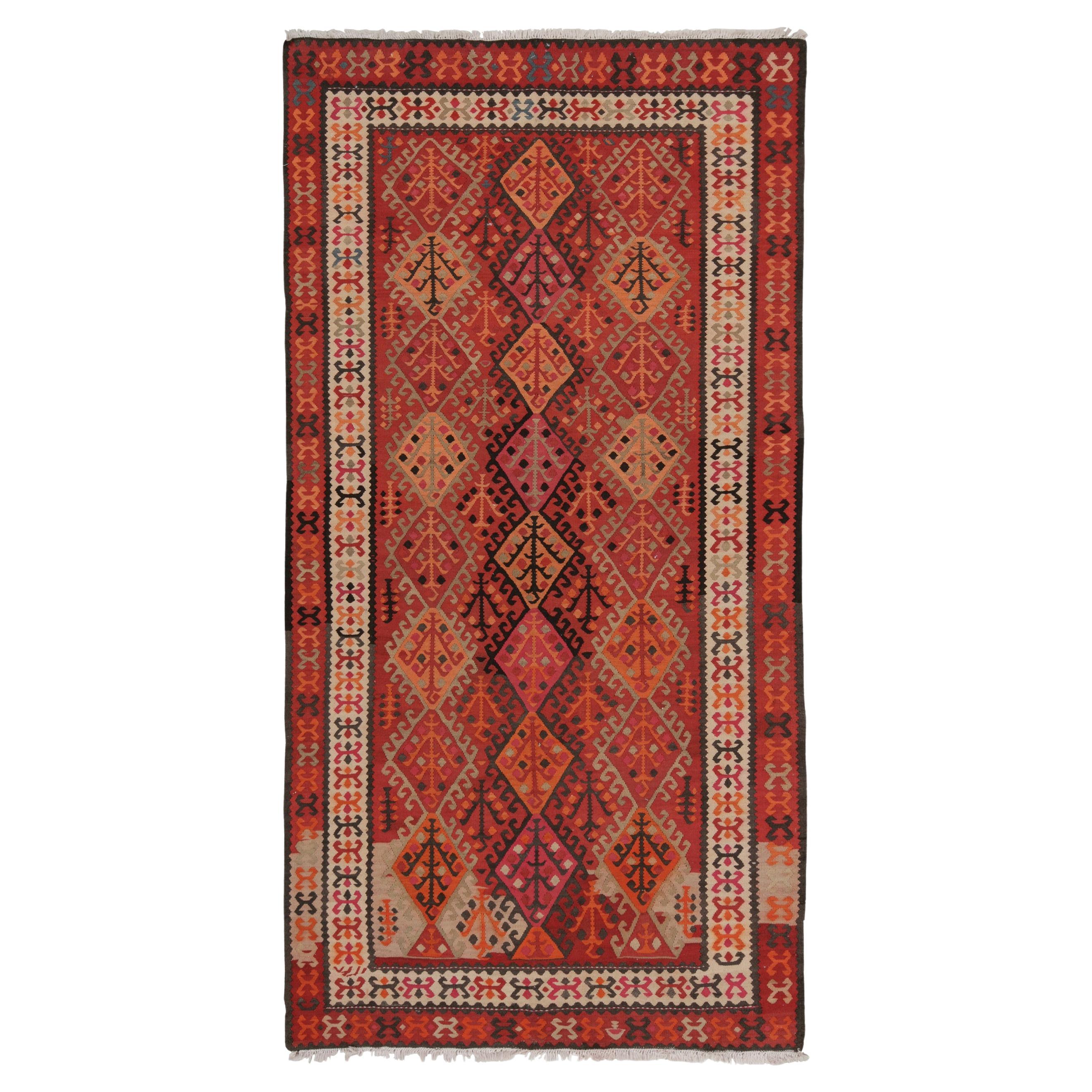 Stammeskunst-Kelim-Teppich in Rot mit bunten geometrischen Mustern von Teppich & Kilim