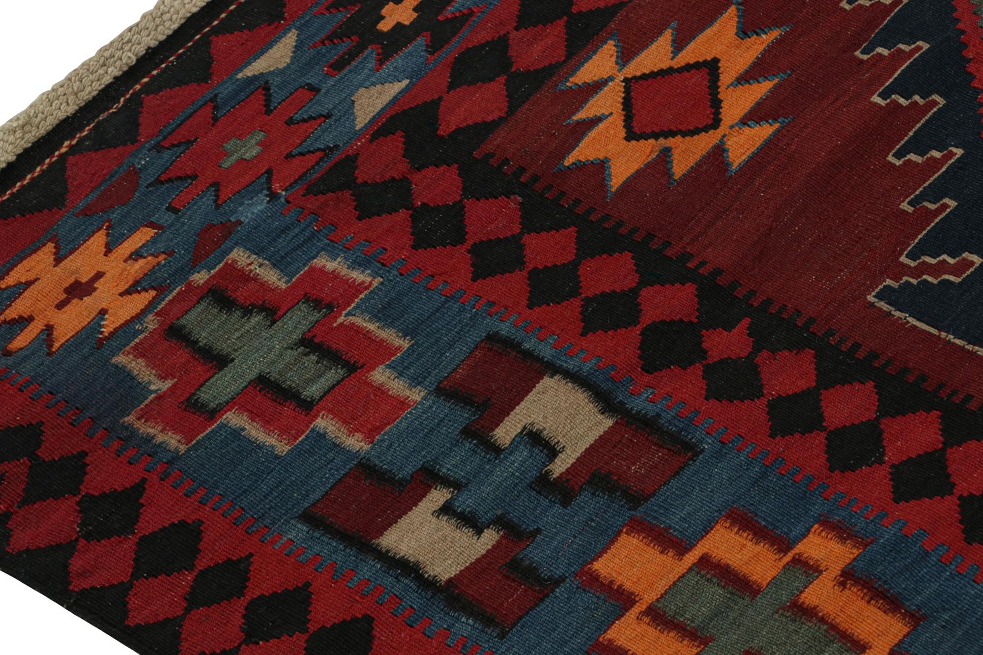 Tissé à la main Tapis Kilim tribal rouge avec motifs polychromes par Rug & Kilim en vente
