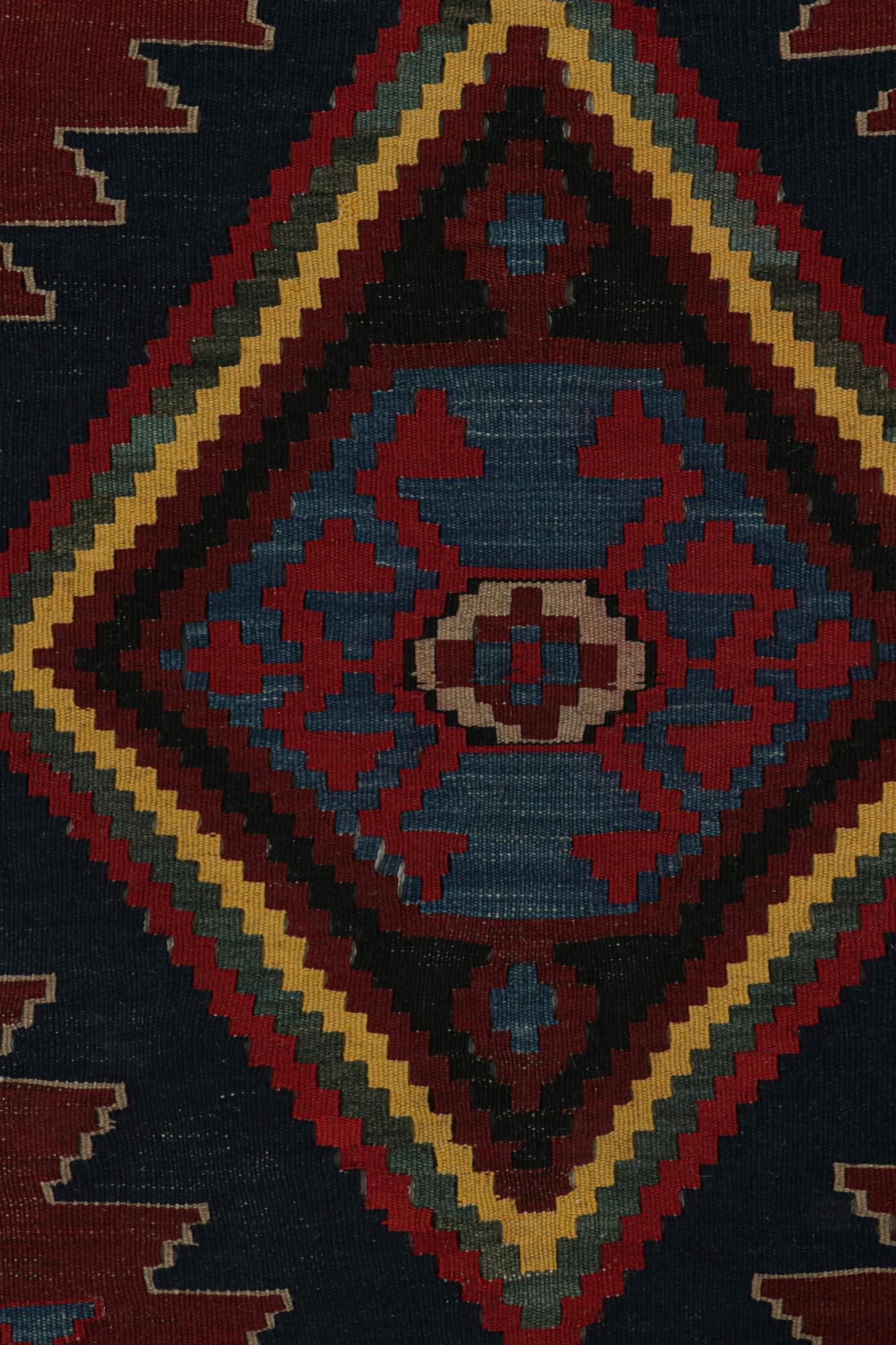 Tapis Kilim tribal rouge avec motifs polychromes par Rug & Kilim Bon état - En vente à Long Island City, NY
