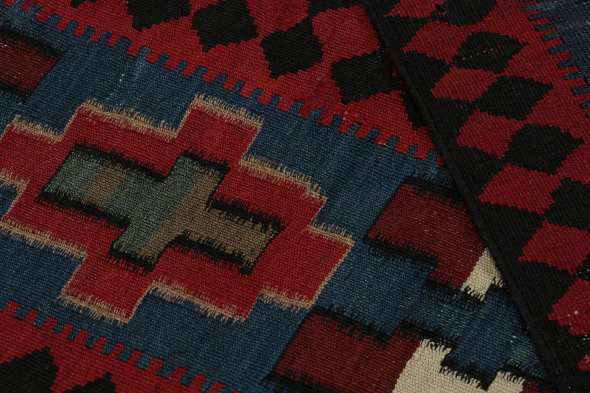 Milieu du XXe siècle Tapis Kilim tribal rouge avec motifs polychromes par Rug & Kilim en vente