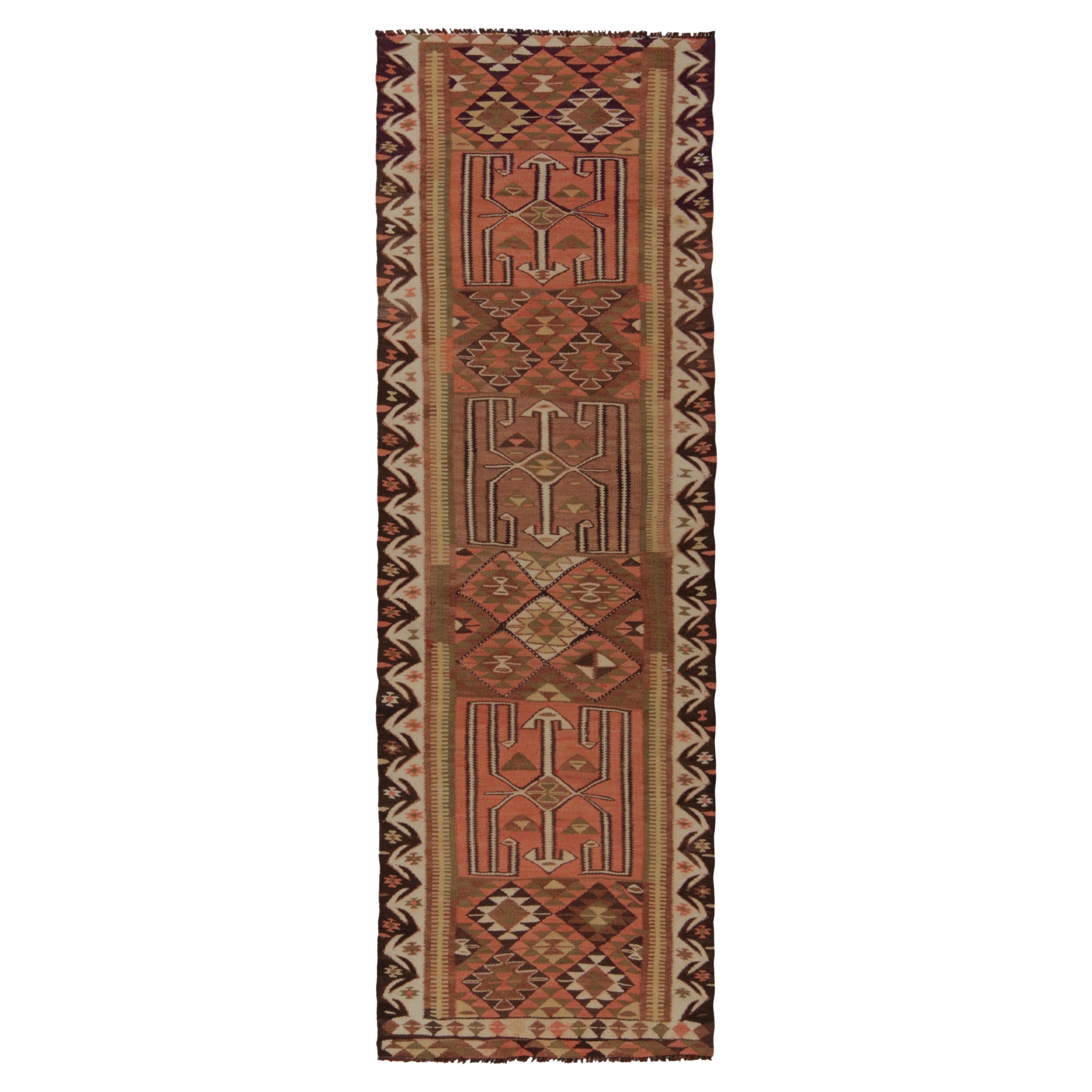 Tapis de couloir Kilim tribal vintage à motif géométrique beige-marron par Rug & Kilim