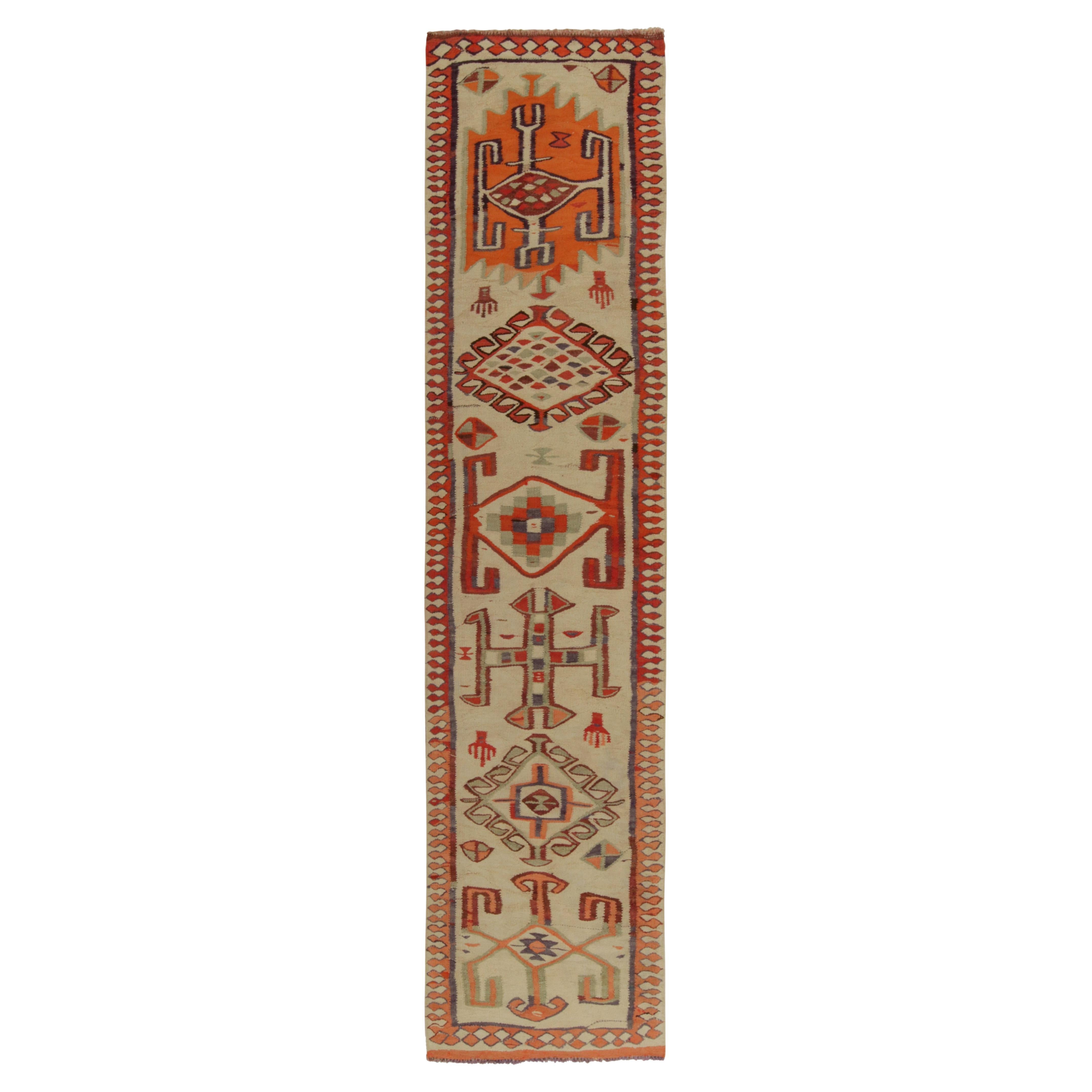 Tapis de couloir Kilim tribal vintage à motifs beige, rouge et géométrique par Rug & Kilim