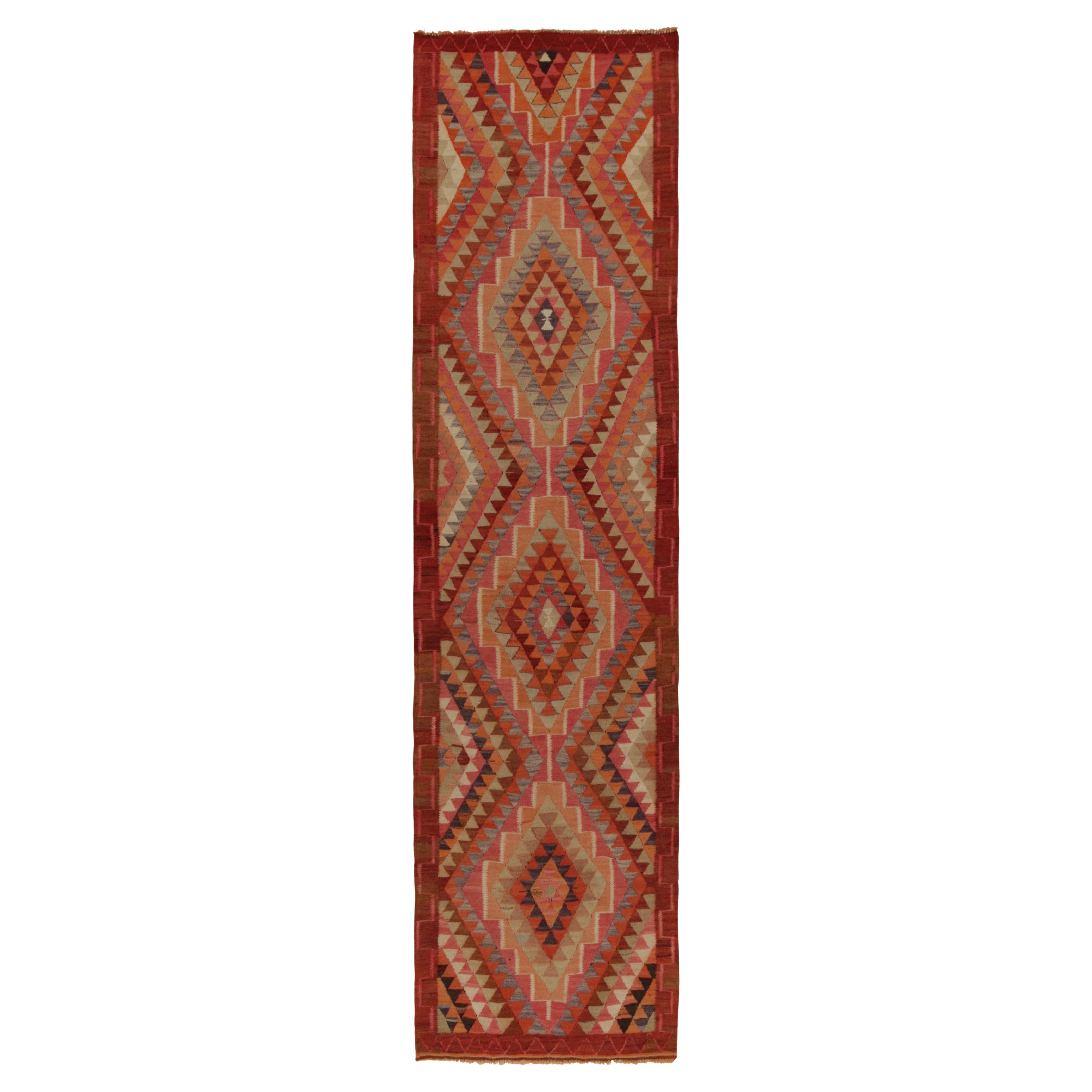 Tapis de course vintage tribal en Kilim à motif géométrique rouge, brun et orange par Rug & Kilim
