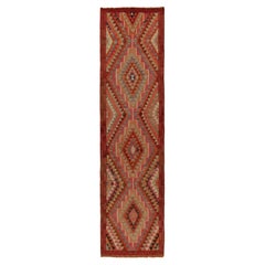 Tapis de course vintage tribal en Kilim à motif géométrique rouge, brun et orange par Rug & Kilim