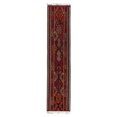 Tapis de couloir Kilim tribal vintage rouge et marron à motif géométrique par Rug & Kilim
