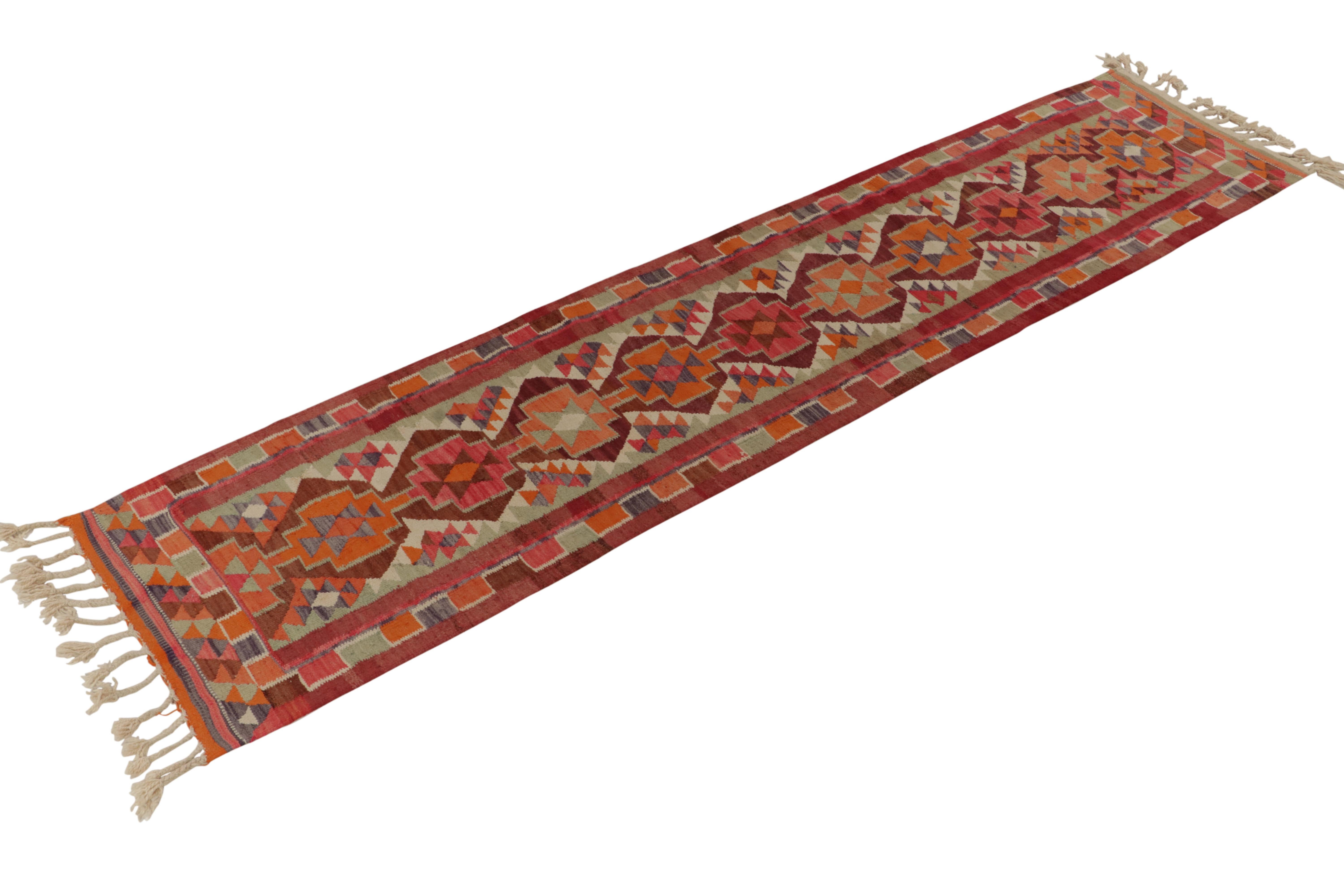 Aus der neuesten Kuration seltener Stücke von Rug & Kilim: ein 3x13 Vintage-Stammeskelim-Läufer aus sorgfältig handgewebter Wolle. 

Diese lebendige, ungewöhnliche Verwendung traditioneller Elemente sorgt für das lebendigste Gefühl von Bewegung in