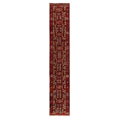 Tapis de couloir Kilim tribal rouge vintage avec motifs géométriques vibrants par Rug & Kilim