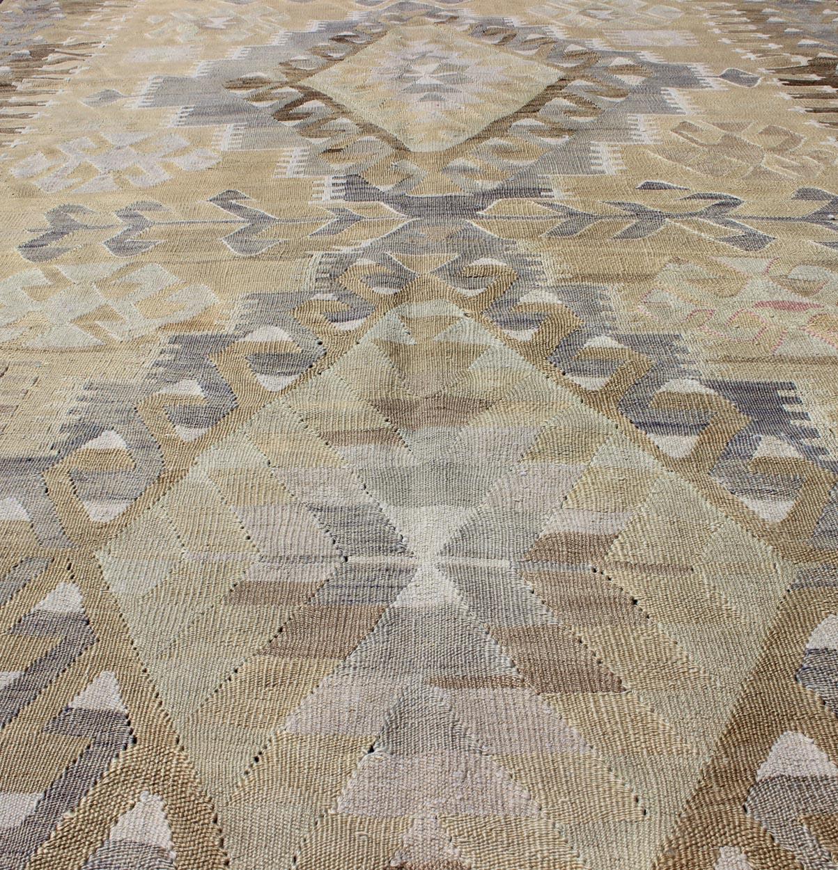 Kilim tribal vintage avec motif géométrique en taupe, miel, lavande, gris et brun clair en vente 3