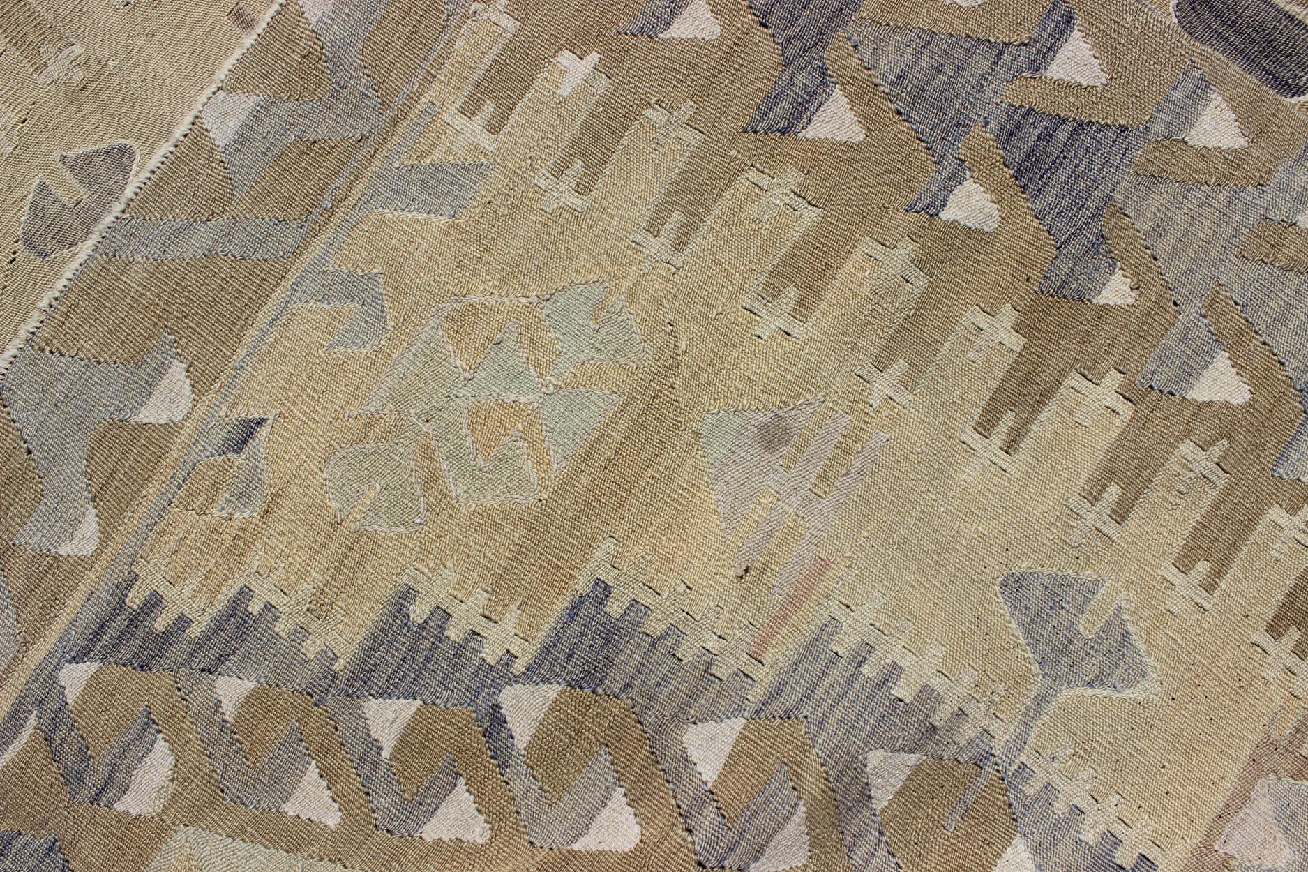 Turc Kilim tribal vintage avec motif géométrique en taupe, miel, lavande, gris et brun clair en vente