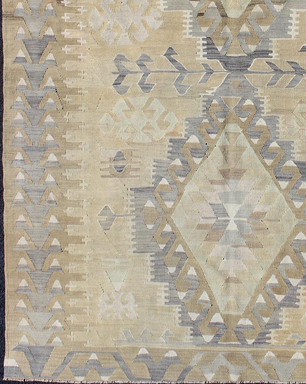 Tissé à la main Kilim tribal vintage avec motif géométrique en taupe, miel, lavande, gris et brun clair en vente