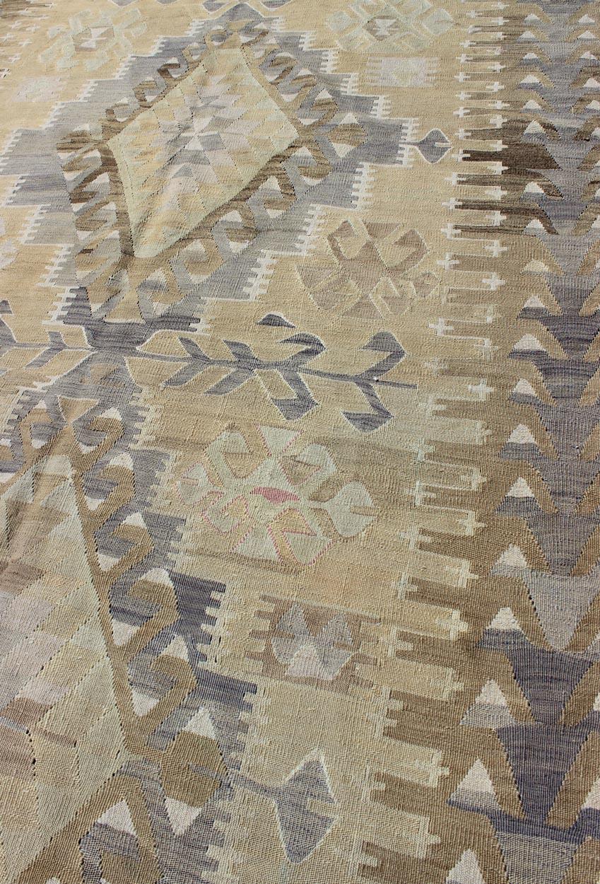 Kilim tribal vintage avec motif géométrique en taupe, miel, lavande, gris et brun clair Bon état - En vente à Atlanta, GA