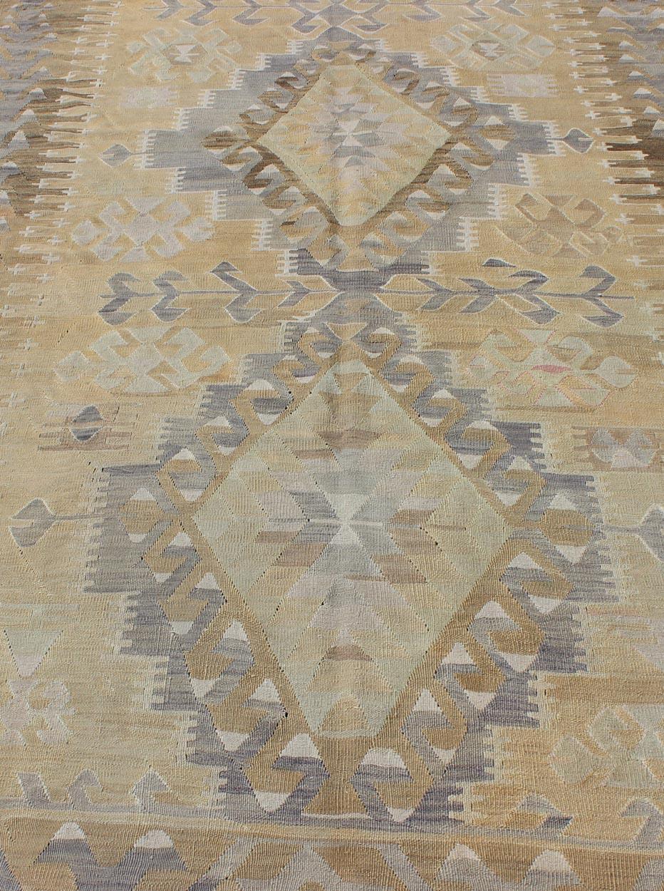 20ième siècle Kilim tribal vintage avec motif géométrique en taupe, miel, lavande, gris et brun clair en vente