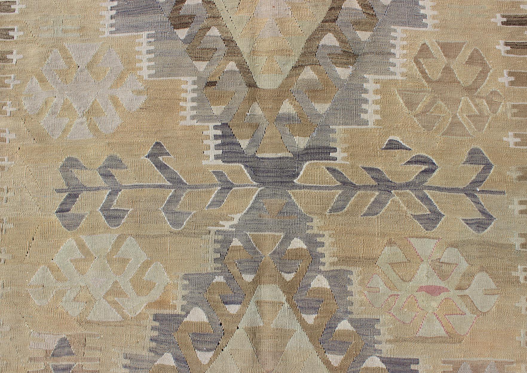 Laine Kilim tribal vintage avec motif géométrique en taupe, miel, lavande, gris et brun clair en vente
