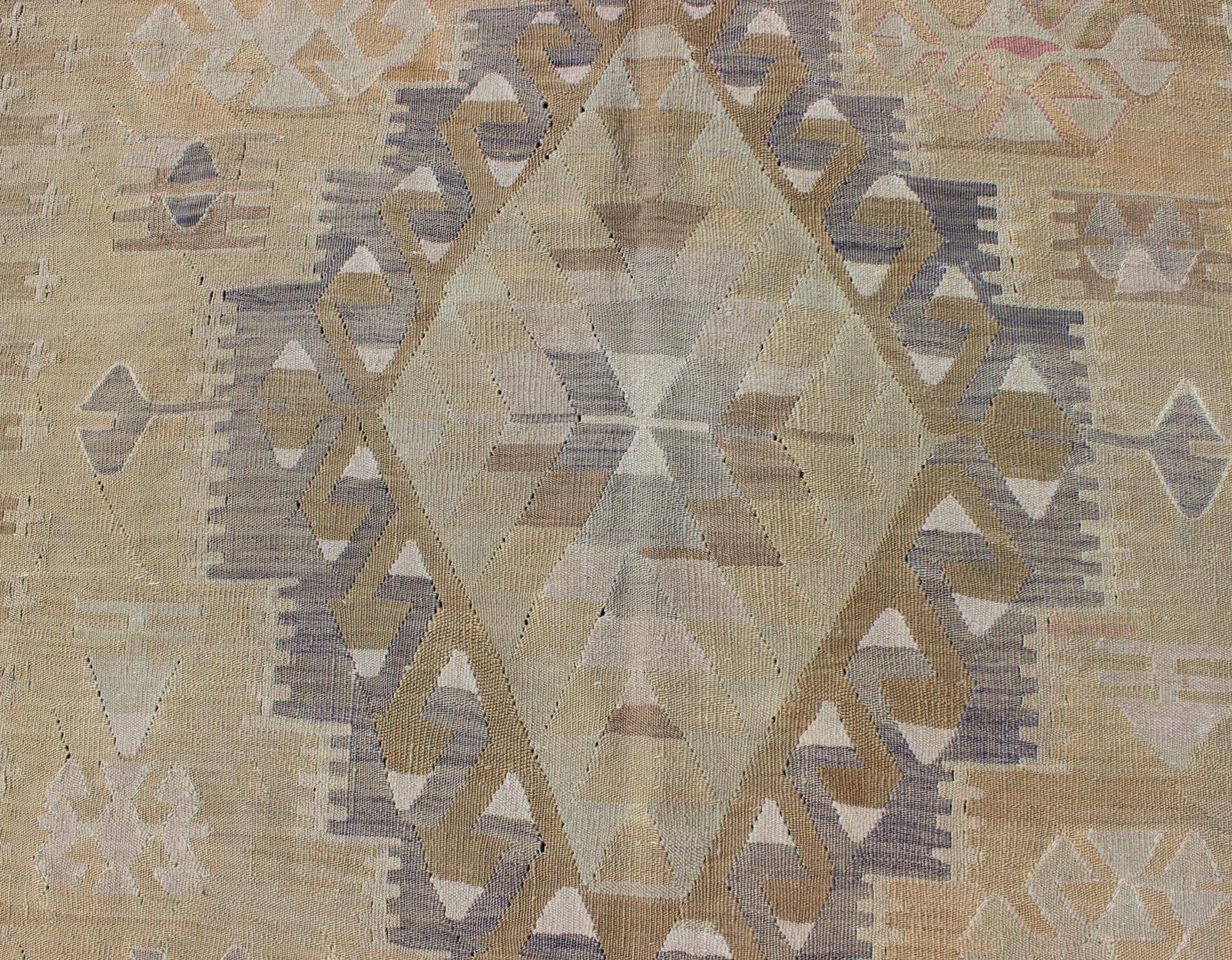 Kilim tribal vintage avec motif géométrique en taupe, miel, lavande, gris et brun clair en vente 1