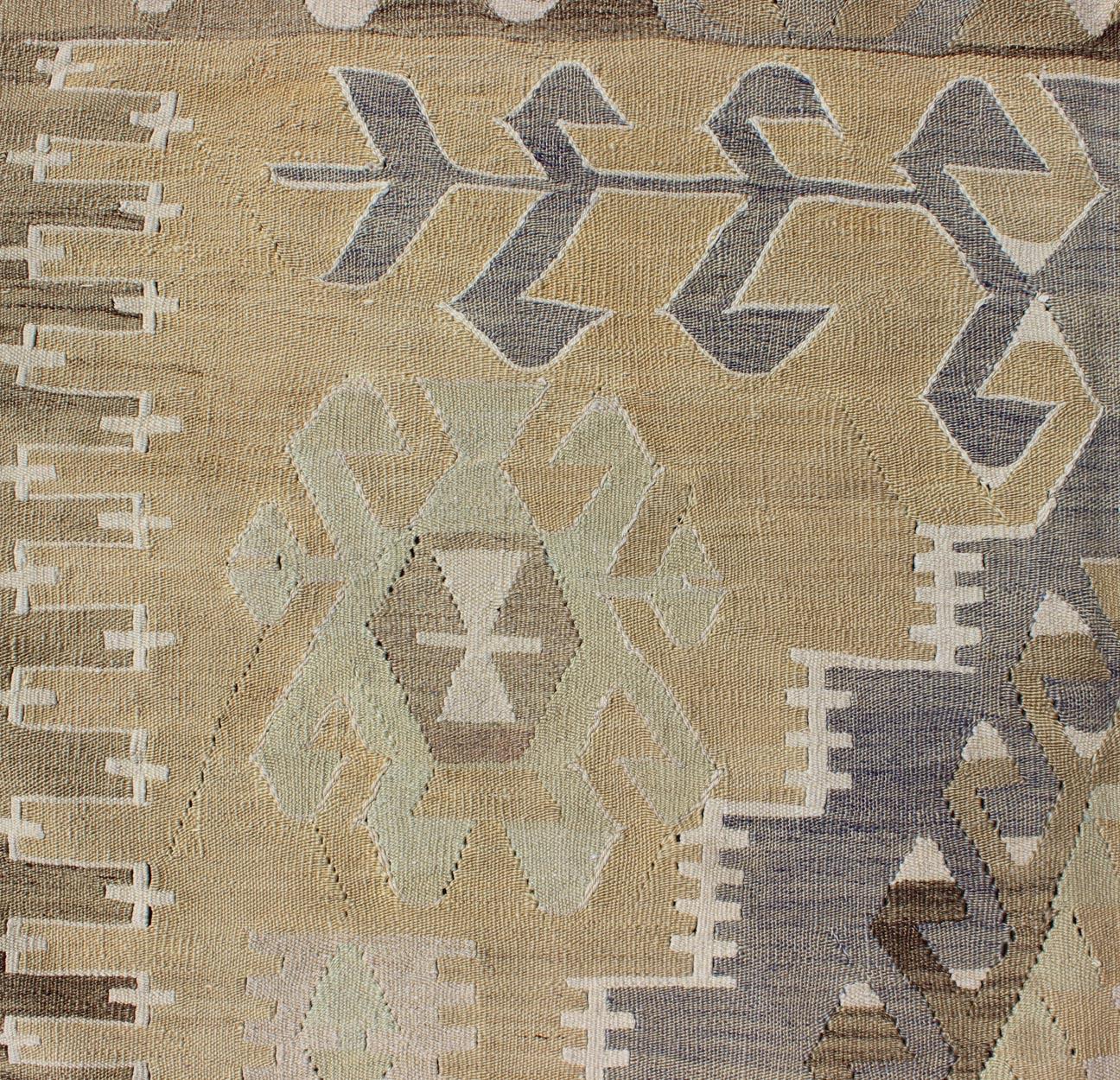 Kilim tribal vintage avec motif géométrique en taupe, miel, lavande, gris et brun clair en vente 2