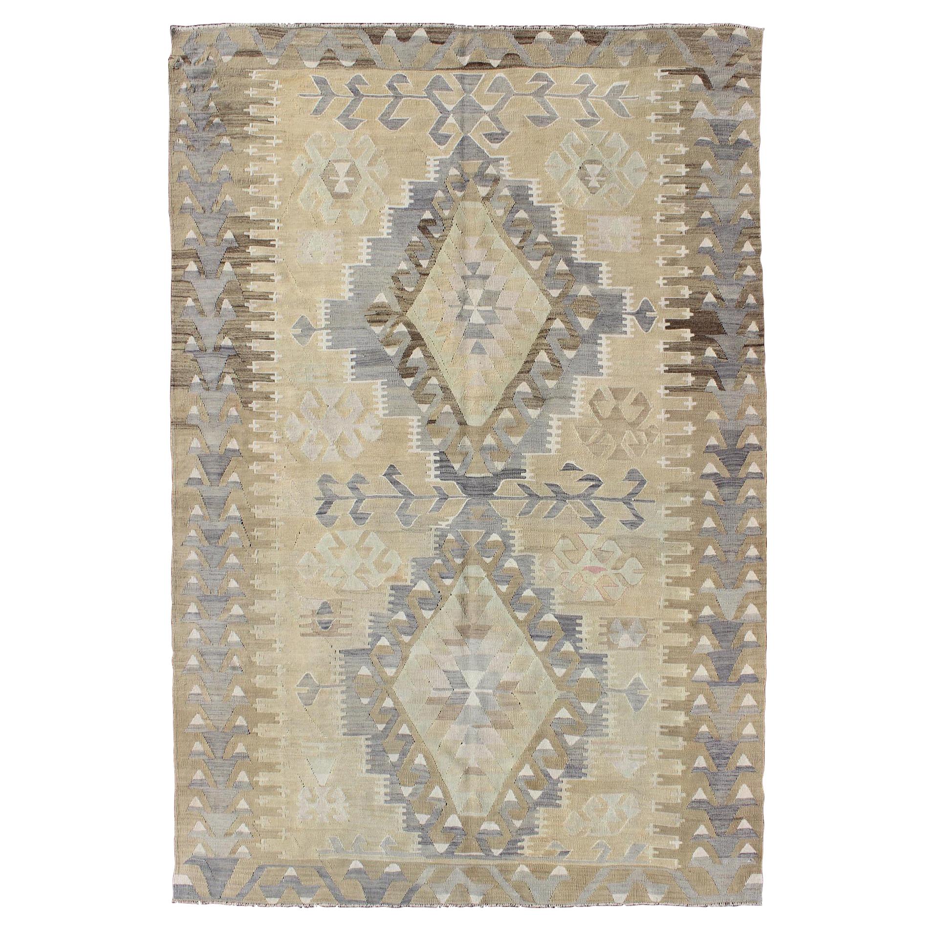 Kilim tribal vintage avec motif géométrique en taupe, miel, lavande, gris et brun clair en vente