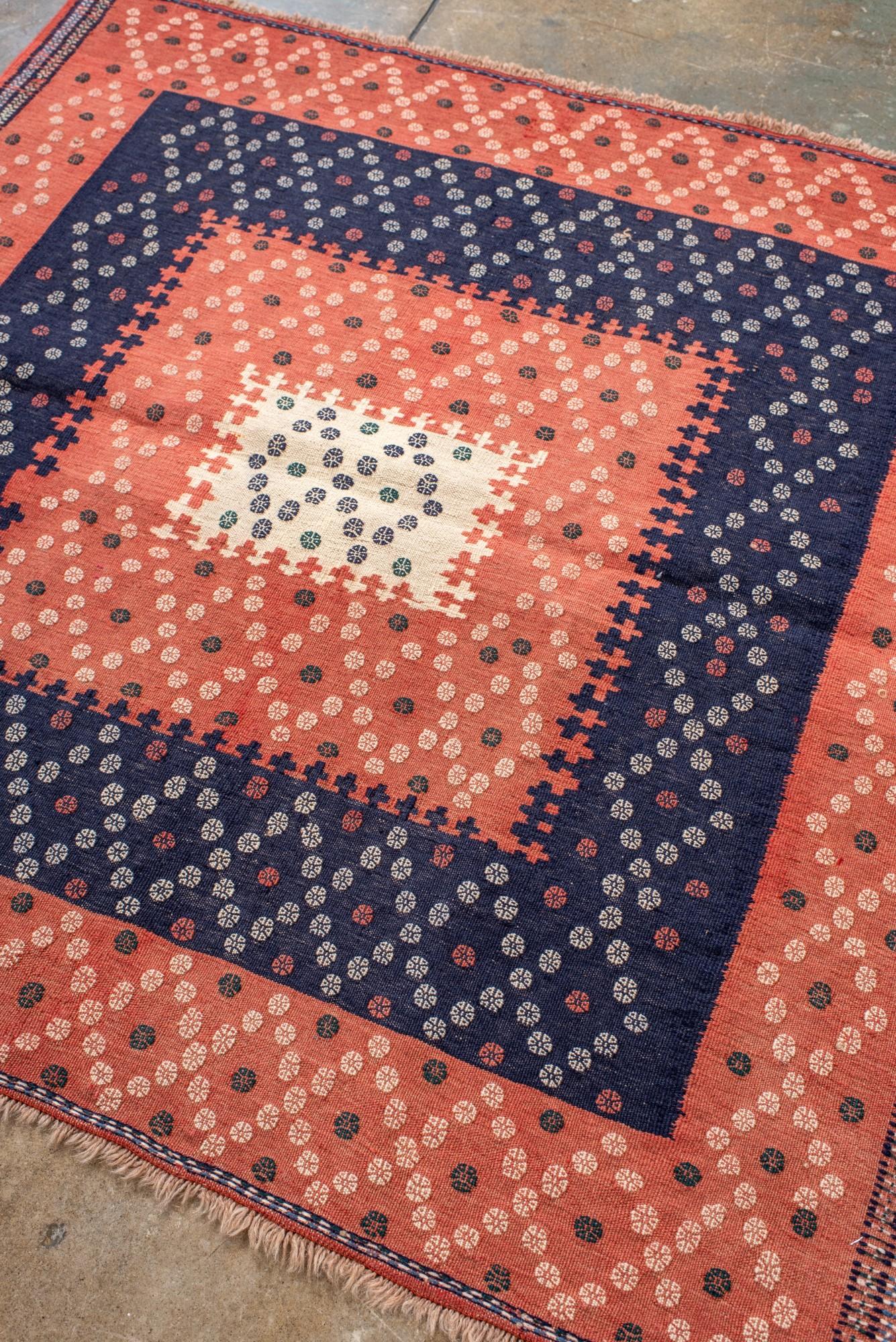 Persiano Kilim tribale vintage con motivo geometrico a medaglioni in vendita