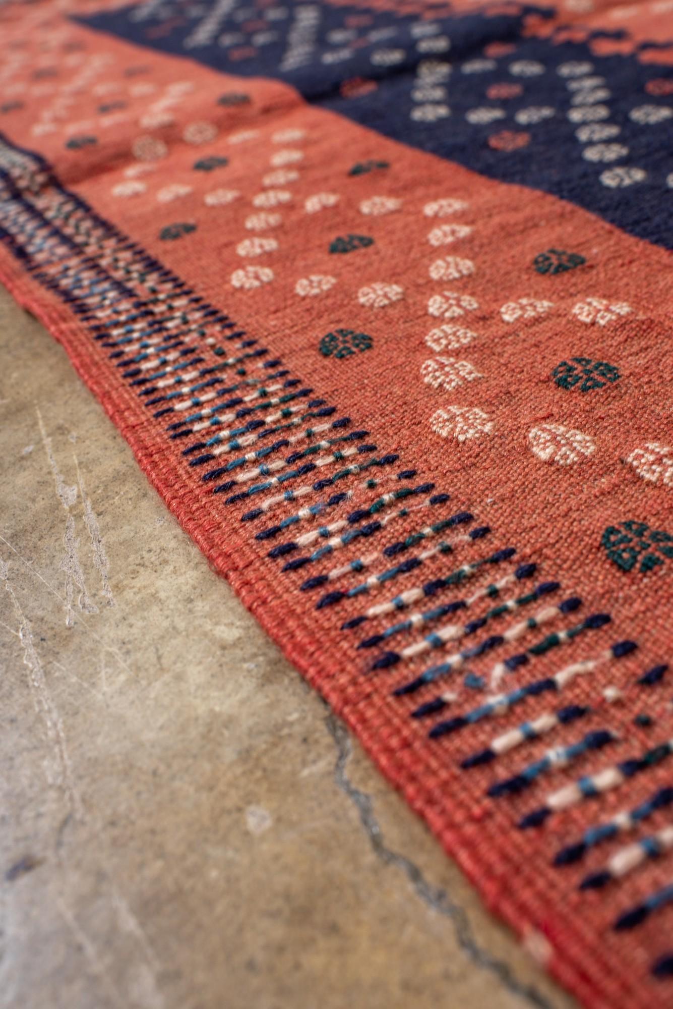 XX secolo Kilim tribale vintage con motivo geometrico a medaglioni in vendita