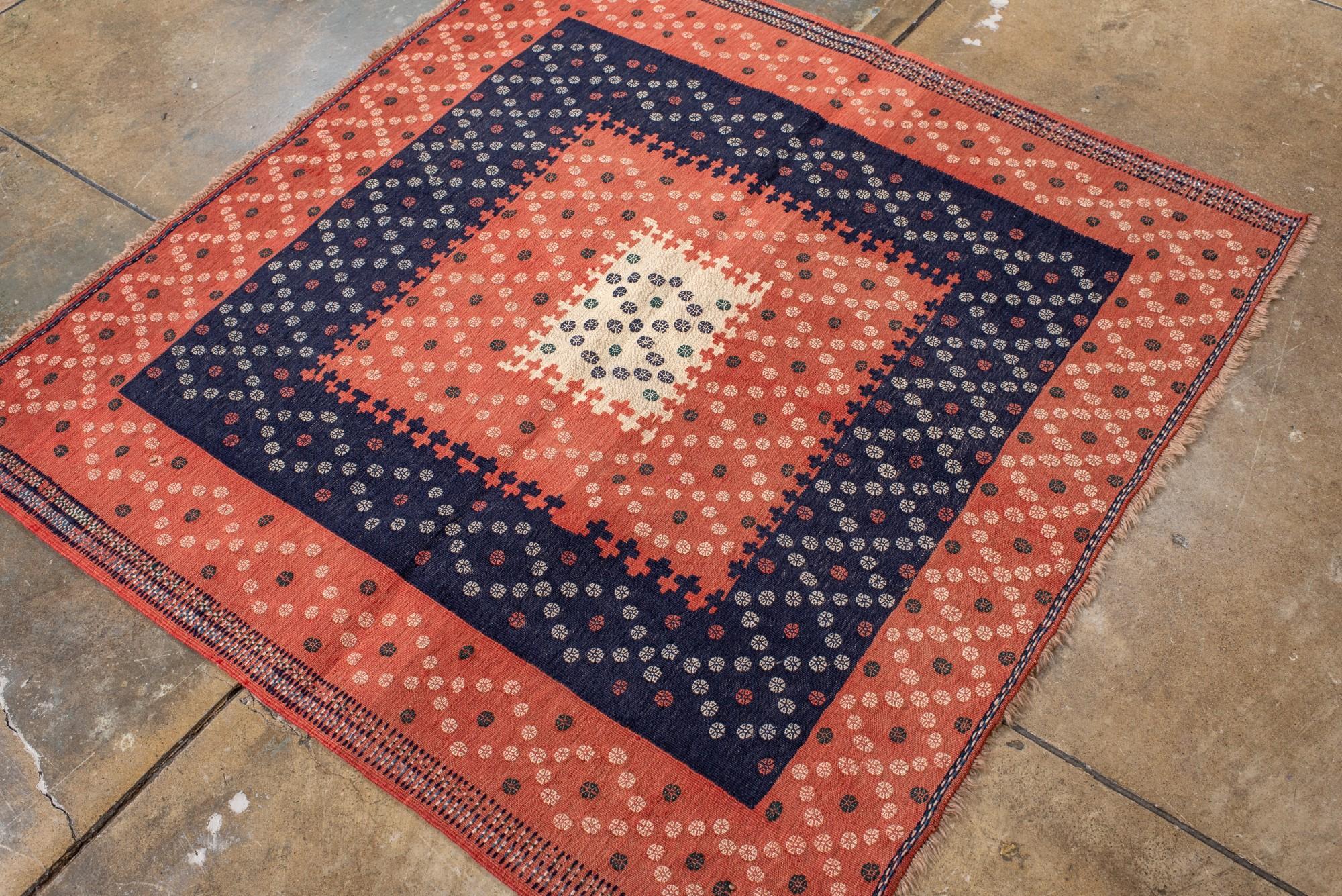 Kilim tribale vintage con motivo geometrico a medaglioni in vendita 1