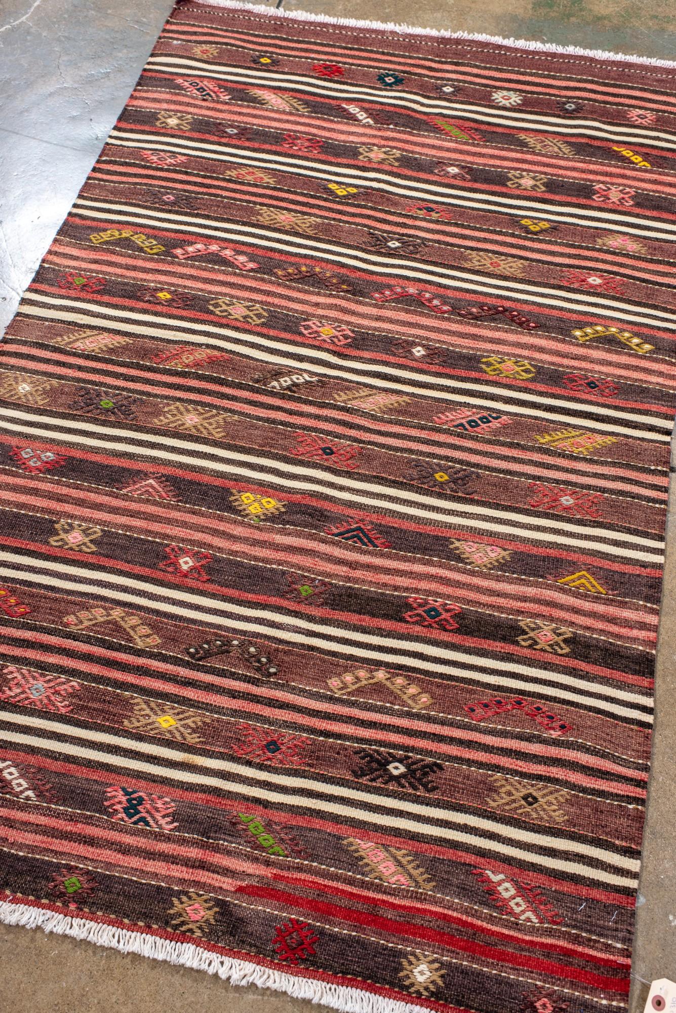 Vintage Stammes-Kilim mit mehrfarbigen Streifen und Symbolen (Persisch) im Angebot