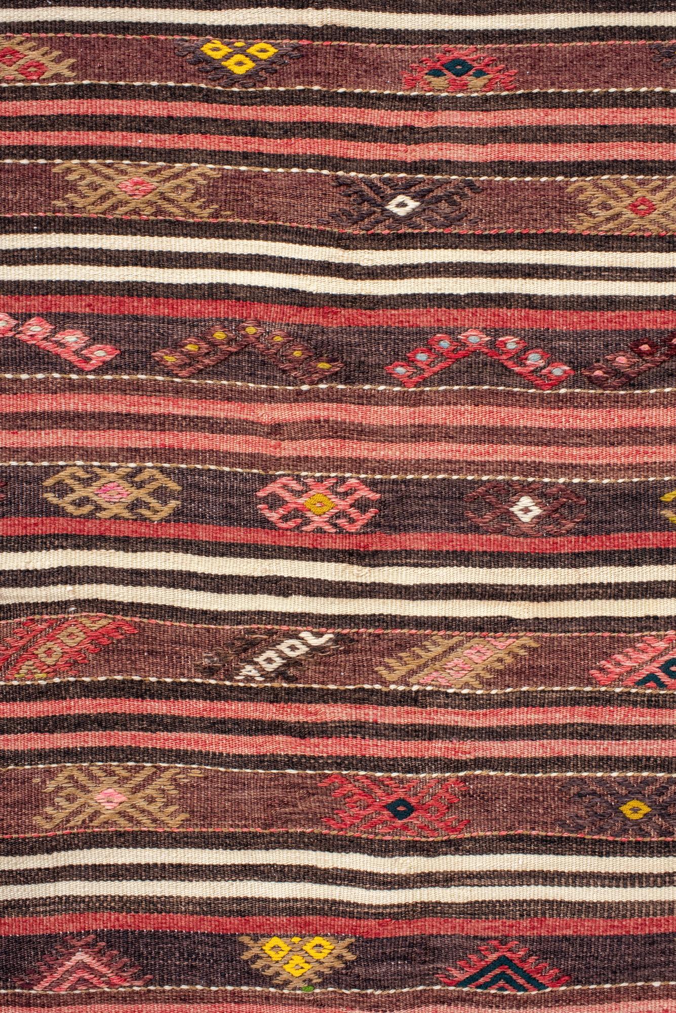 Vintage Stammes-Kilim mit mehrfarbigen Streifen und Symbolen (Handgeknüpft) im Angebot