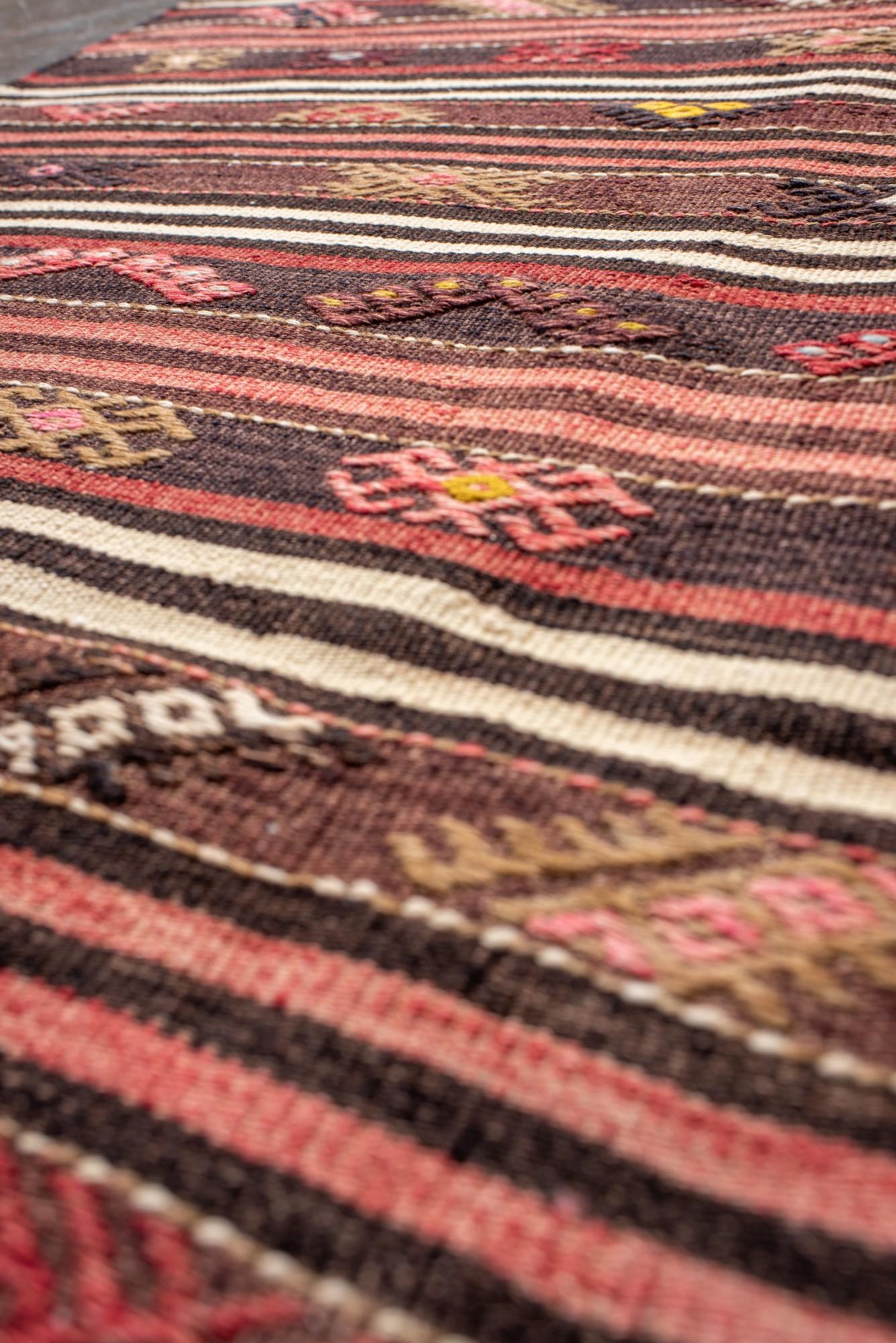 Vintage Stammes-Kilim mit mehrfarbigen Streifen und Symbolen im Zustand „Gut“ im Angebot in New York, NY