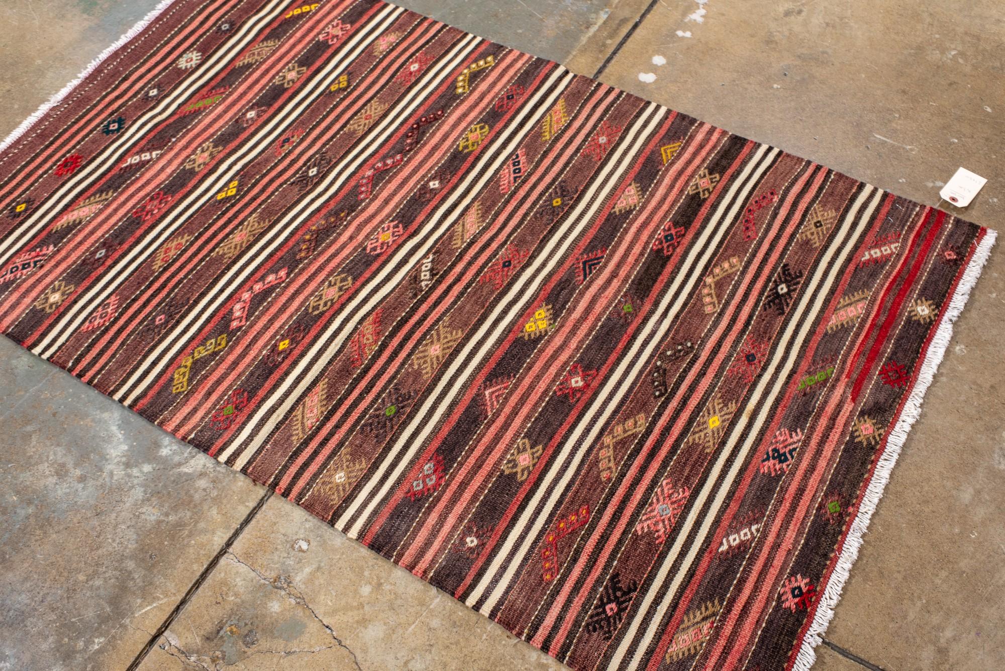 Vintage Stammes-Kilim mit mehrfarbigen Streifen und Symbolen (20. Jahrhundert) im Angebot