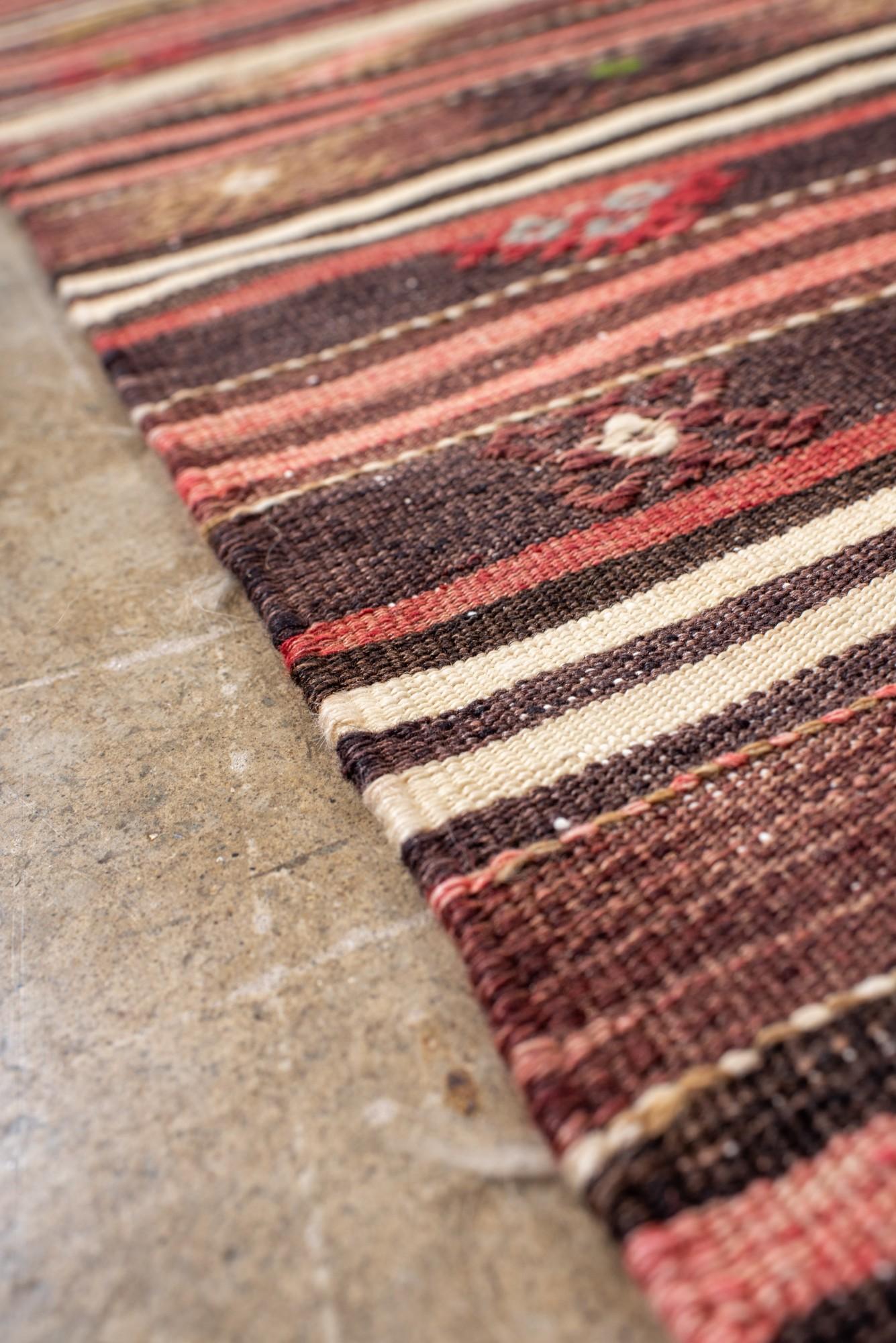 Vintage Stammes-Kilim mit mehrfarbigen Streifen und Symbolen (Wolle) im Angebot
