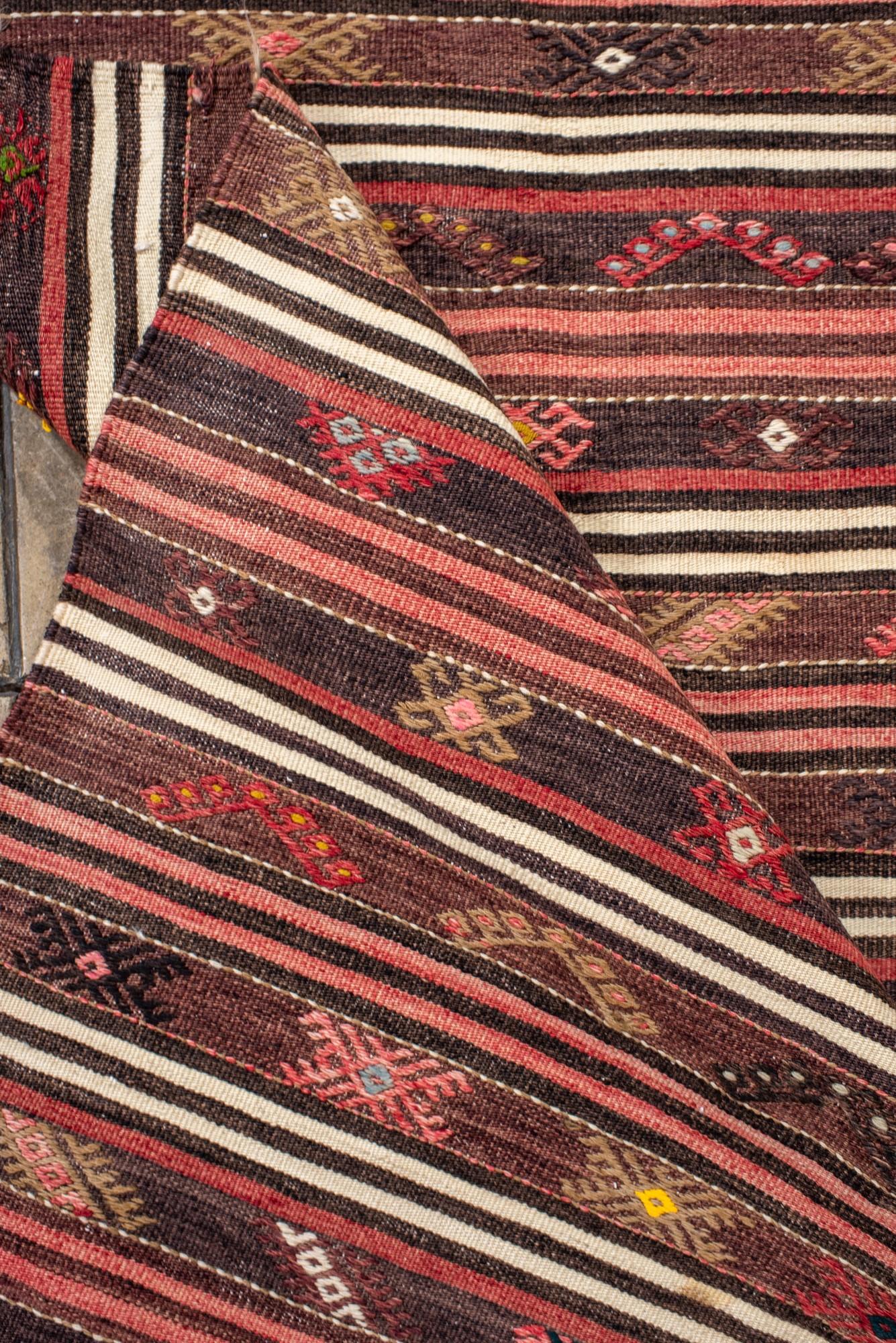 Vintage Stammes-Kilim mit mehrfarbigen Streifen und Symbolen im Angebot 1