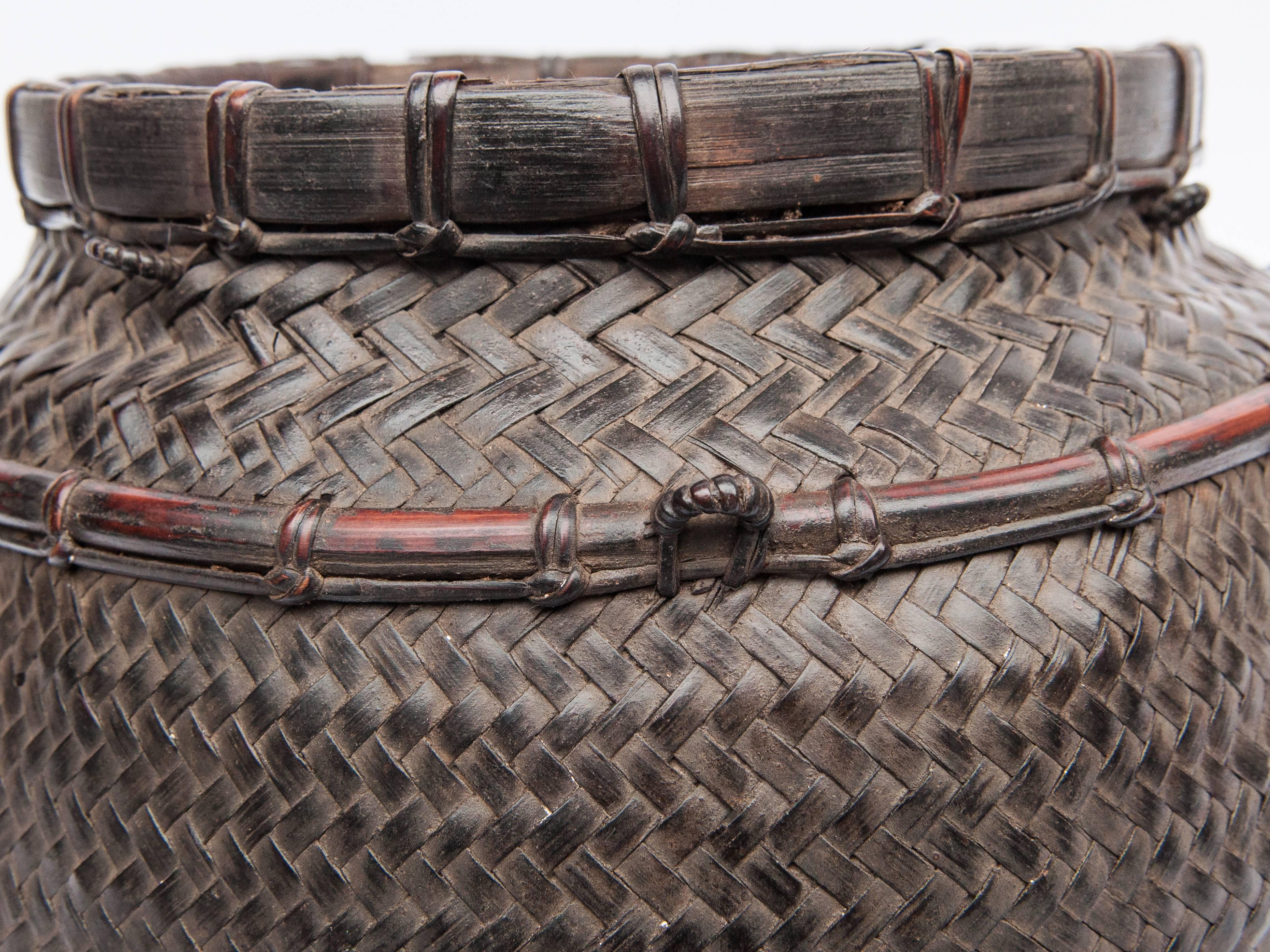 Panier de marché tribal vintage de Lombok:: Indonésie:: milieu-fin du 20e siècle 2